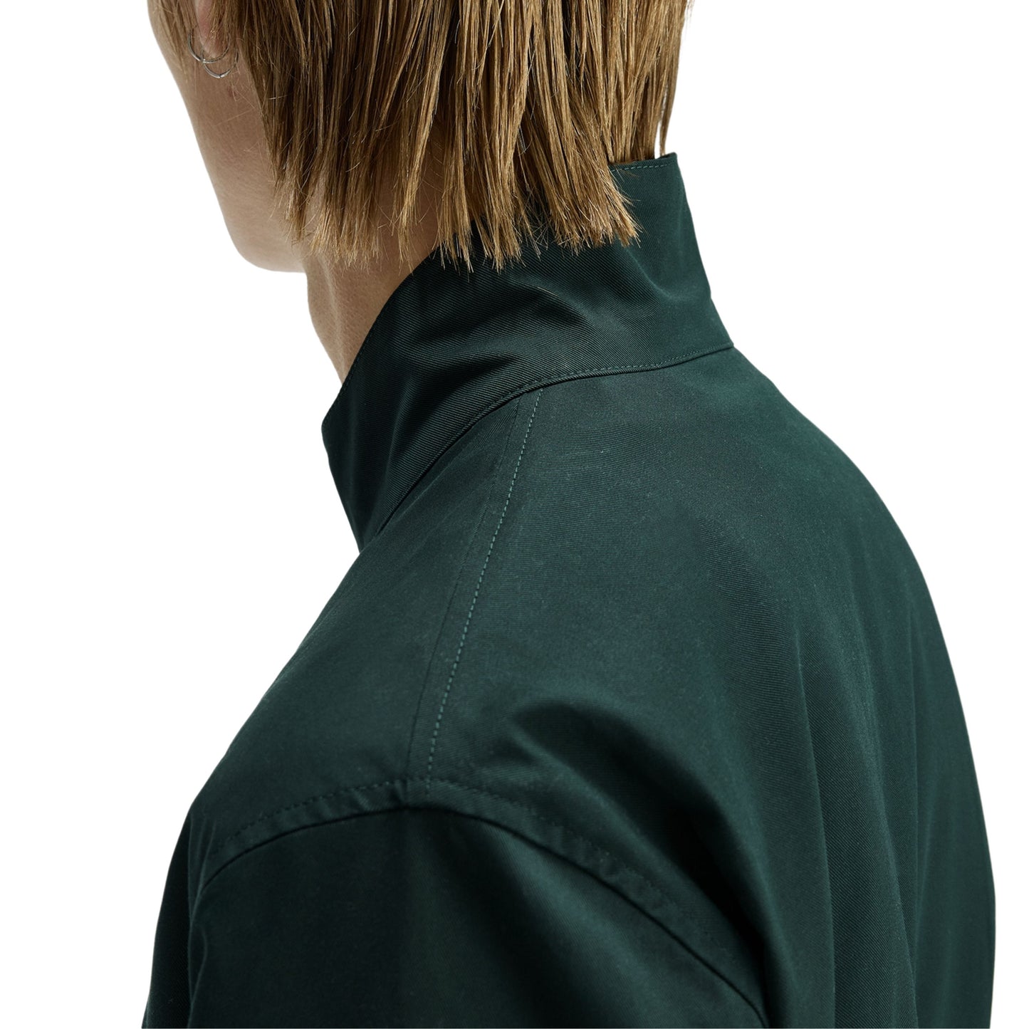Casaco para homem Fred Perry Twill Harrington em Grassroots. Foto de detalhe da lateral, vestido.