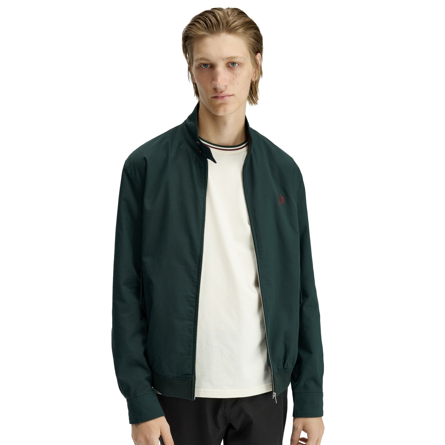 Casaco para homem Fred Perry Twill Harrington em Grassroots. Foto da parte da frente, vestido.