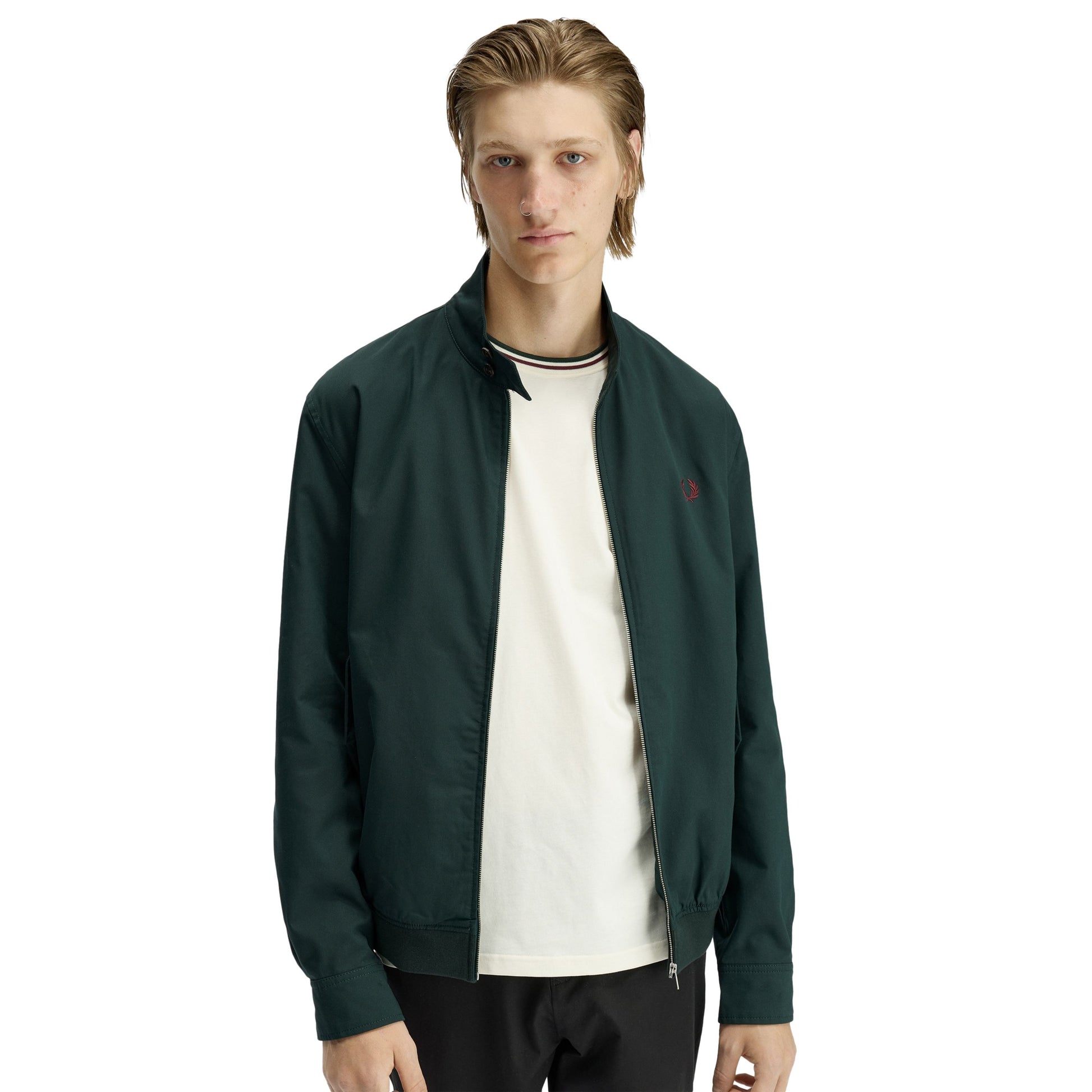 Casaco para homem Fred Perry Twill Harrington em Grassroots. Foto da parte da frente, vestido.