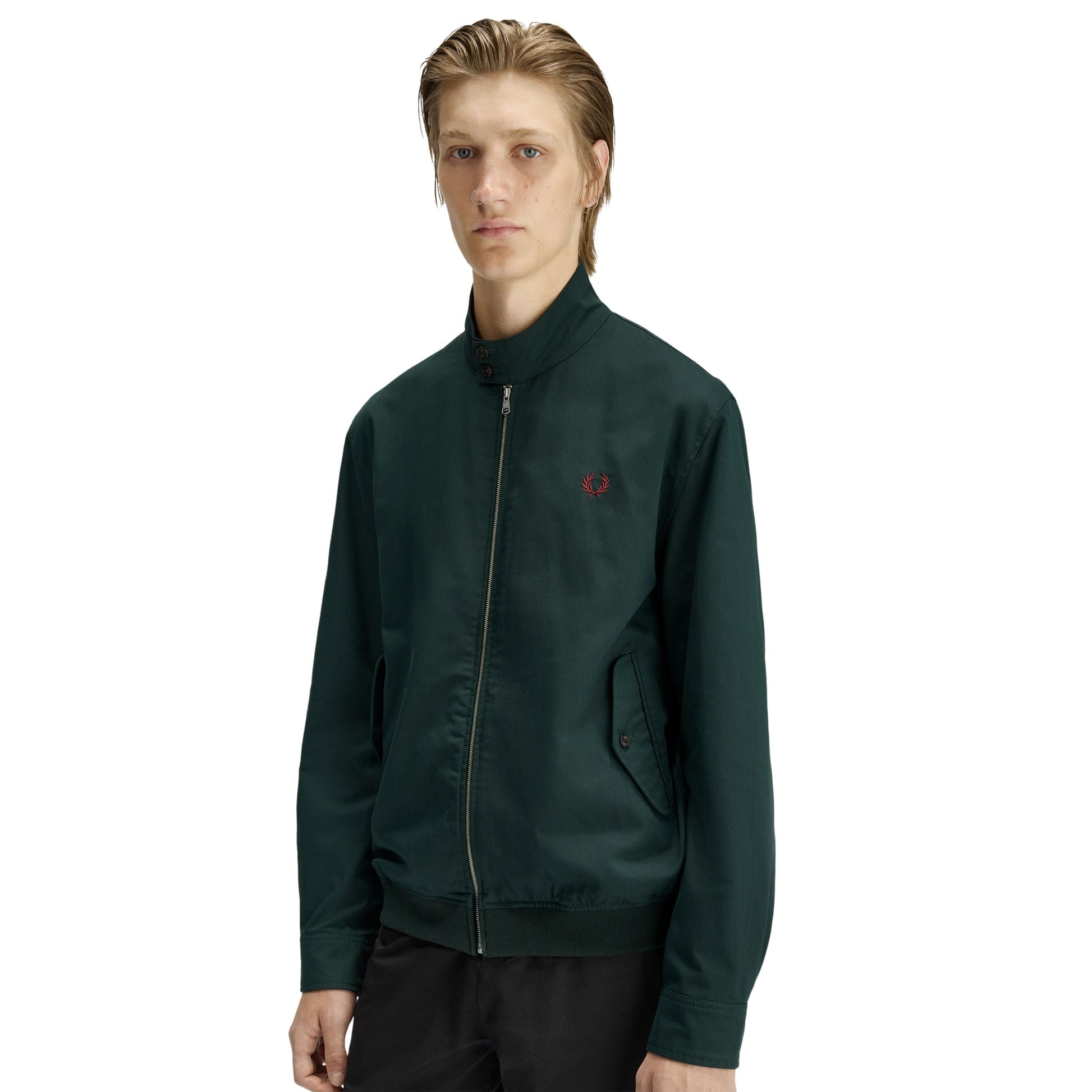 Casaco para homem Fred Perry Twill Harrington em Grassroots. Foto da parte da frente, vestido.