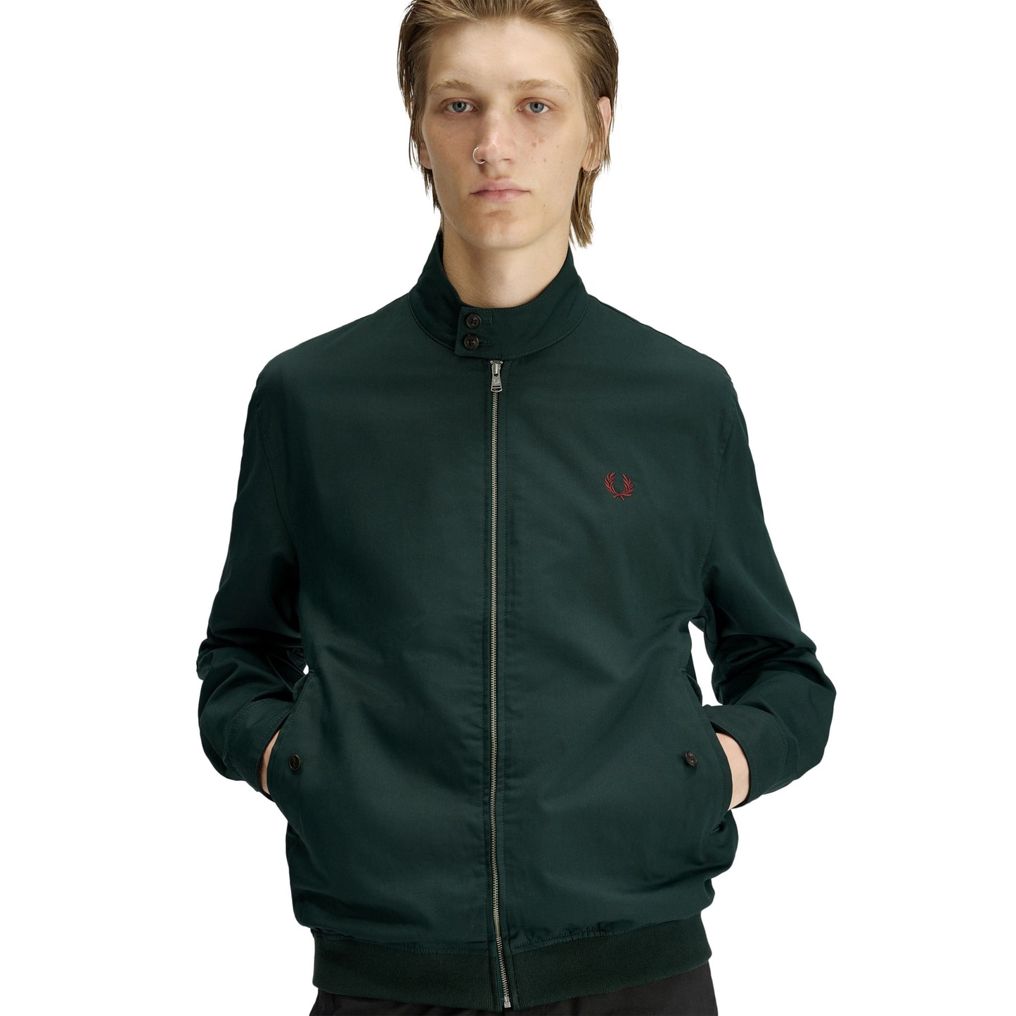 Casaco para homem Fred Perry Twill Harrington em Grassroots. Foto da parte da frente, vestido.