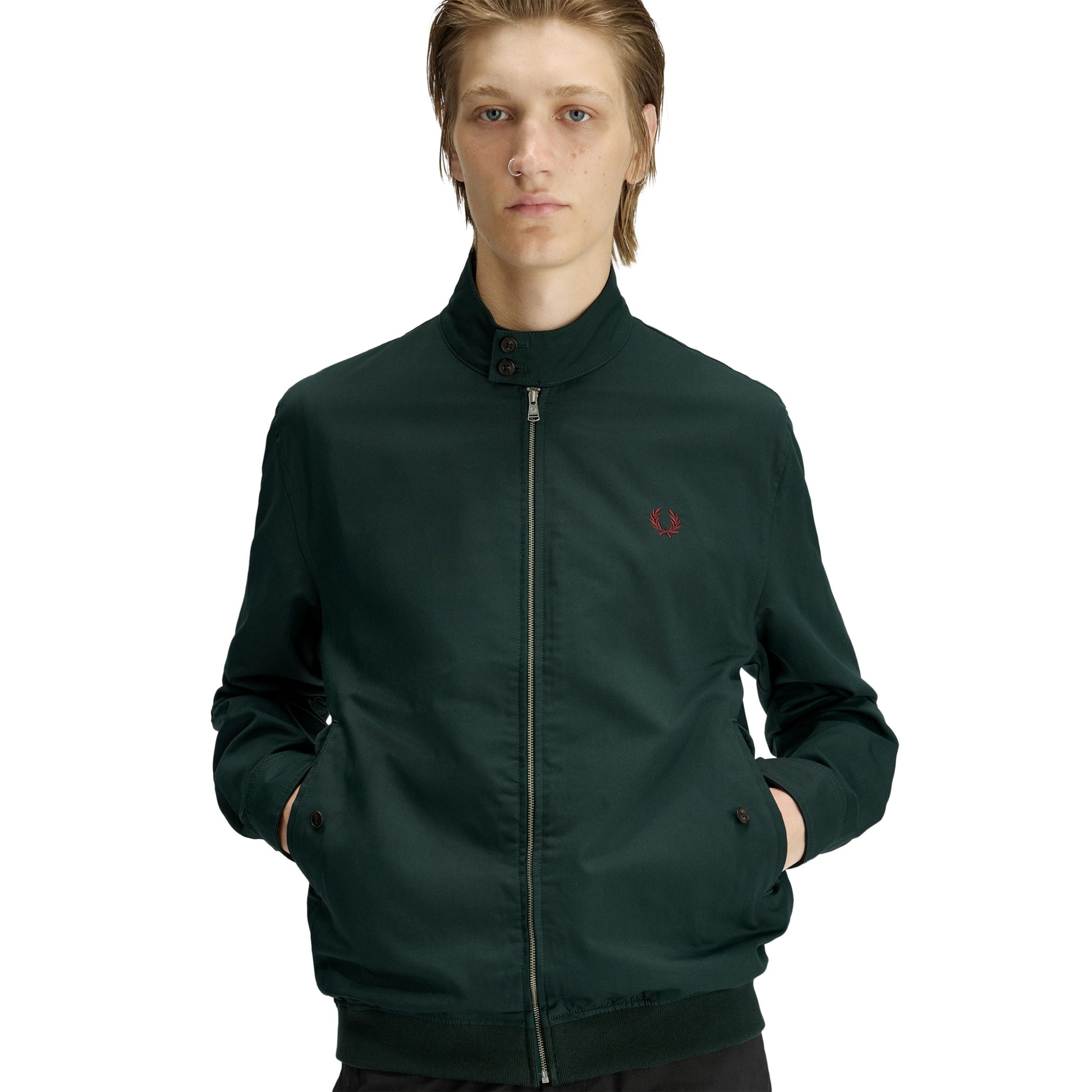 Casaco para homem Fred Perry Twill Harrington em Grassroots. Foto da parte da frente, vestido.