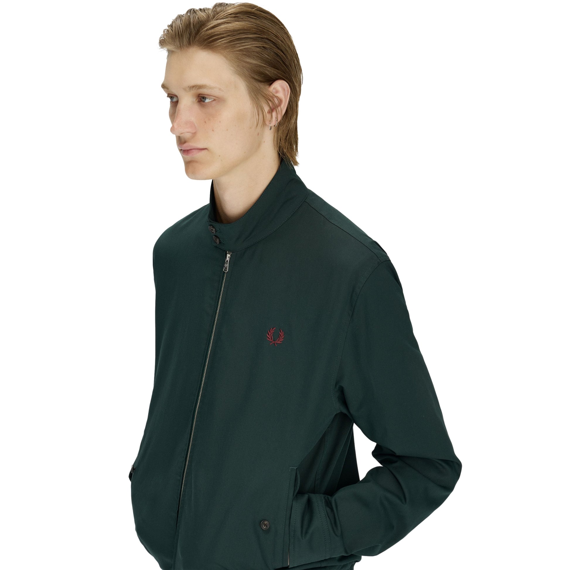 Casaco para homem Fred Perry Twill Harrington em Grassroots. Foto da parte da frente a 3/4, vestido.