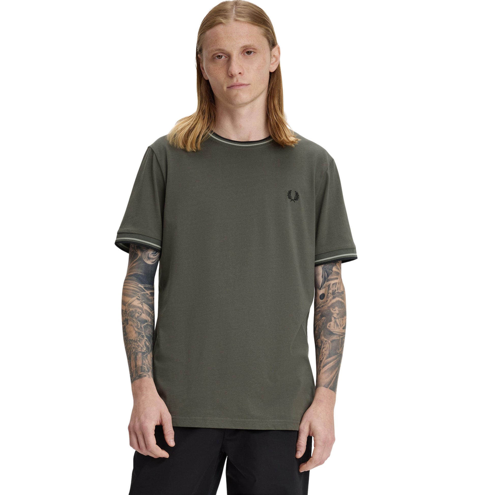 T-Shirt de manga curta para homem Fred Perry Twin Tipped em Verde Field/Seagrass/Preto. Foto da parte da frente, vestido.