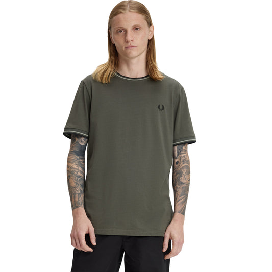 T-Shirt de manga curta para homem Fred Perry Twin Tipped em Verde Field/Seagrass/Preto. Foto da parte da frente, vestido.
