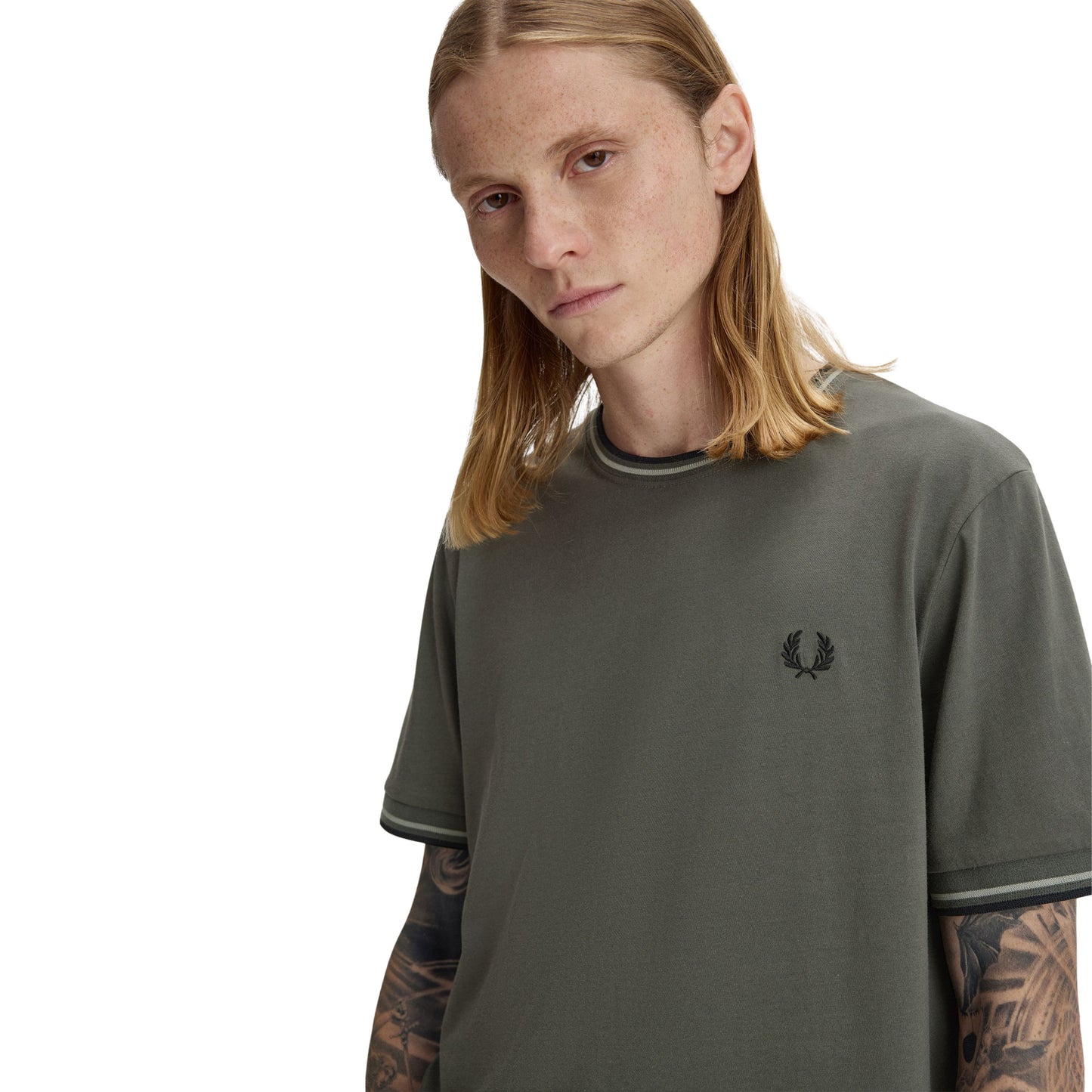 T-Shirt de manga curta para homem Fred Perry Twin Tipped em Verde Field/Seagrass/Preto. Foto de detalhe da parte da frente, vestido.