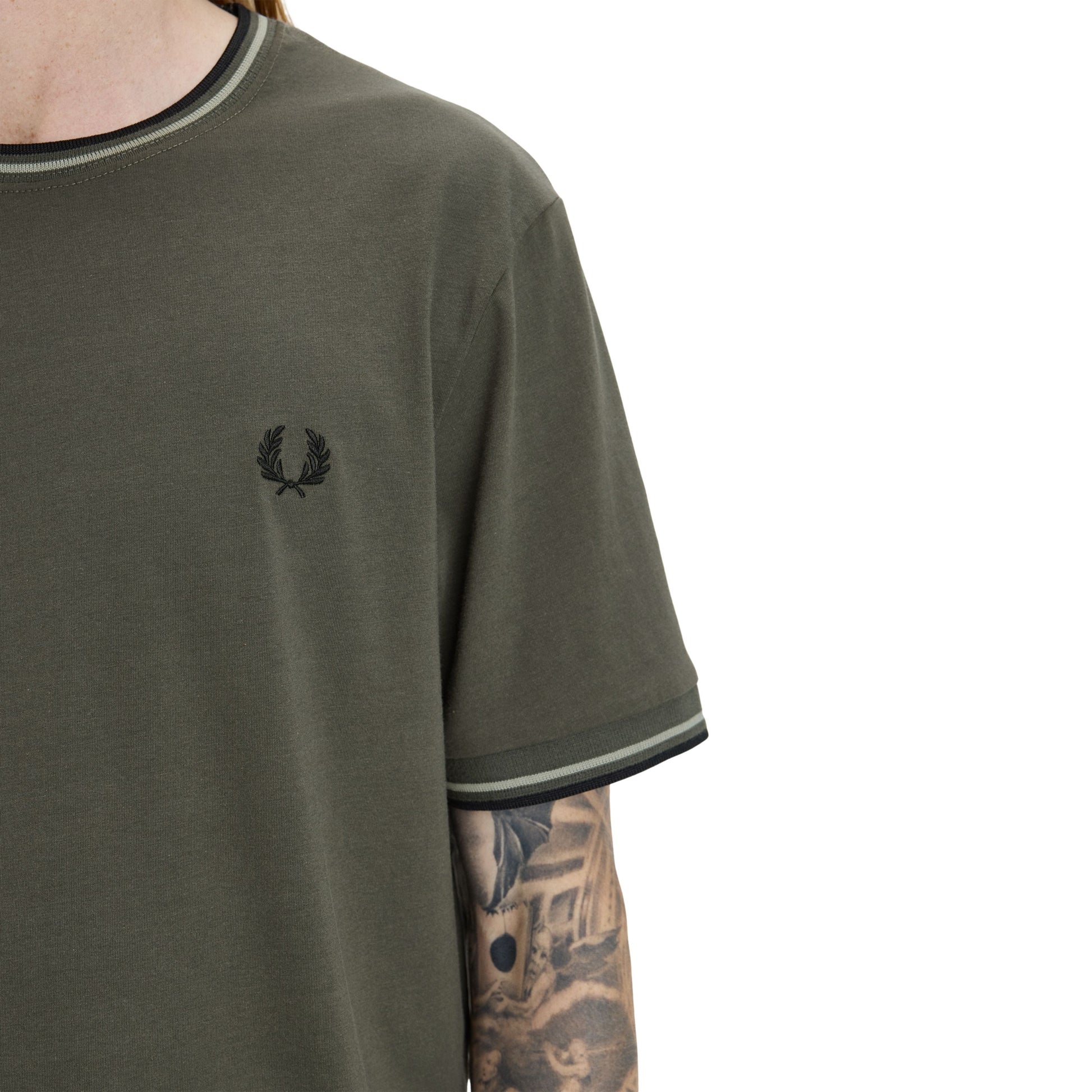 T-Shirt de manga curta para homem Fred Perry Twin Tipped em Verde Field/Seagrass/Preto. Foto de detalhe da parte da frente, vestido.