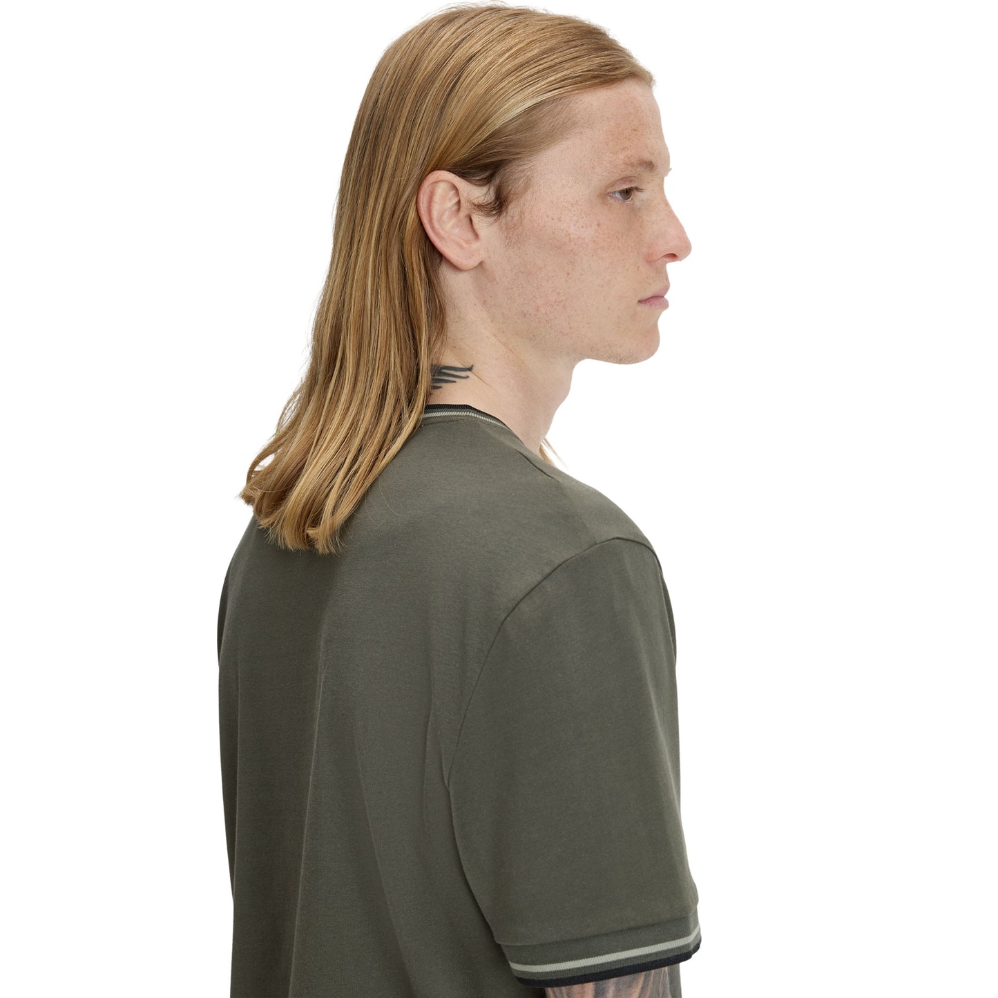 T-Shirt de manga curta para homem Fred Perry Twin Tipped em Verde Field/Seagrass/Preto. Foto de detalhe da parte de trás, vestido.