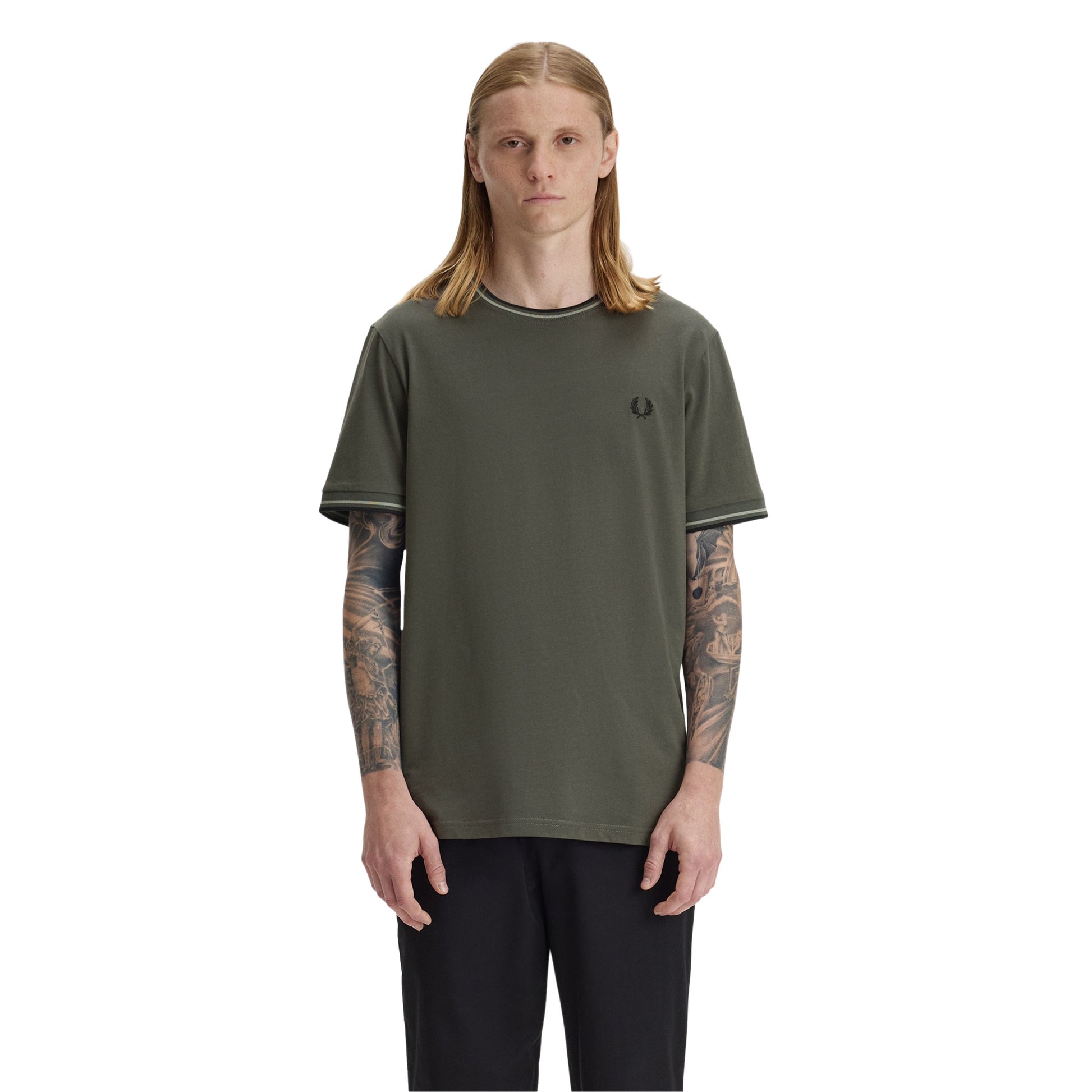 T-Shirt de manga curta para homem Fred Perry Twin Tipped em Verde Field/Seagrass/Preto. Foto da parte da frente, vestido.