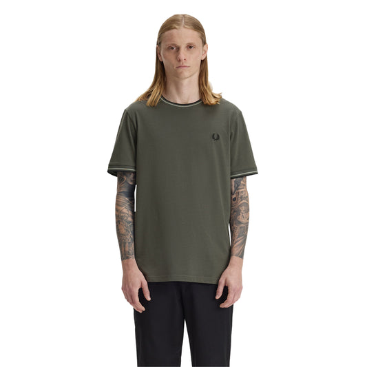 T-Shirt de manga curta para homem Fred Perry Twin Tipped em Verde Field/Seagrass/Preto. Foto da parte da frente, vestido.