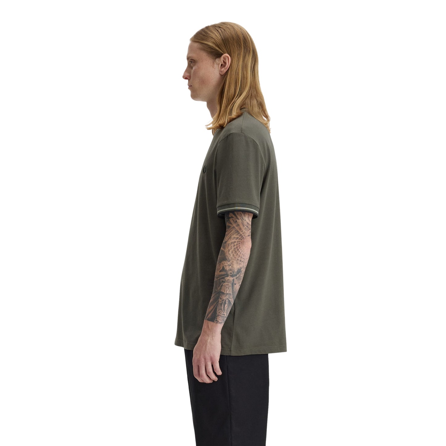 T-Shirt de manga curta para homem Fred Perry Twin Tipped em Verde Field/Seagrass/Preto. Foto da lateral, vestido.