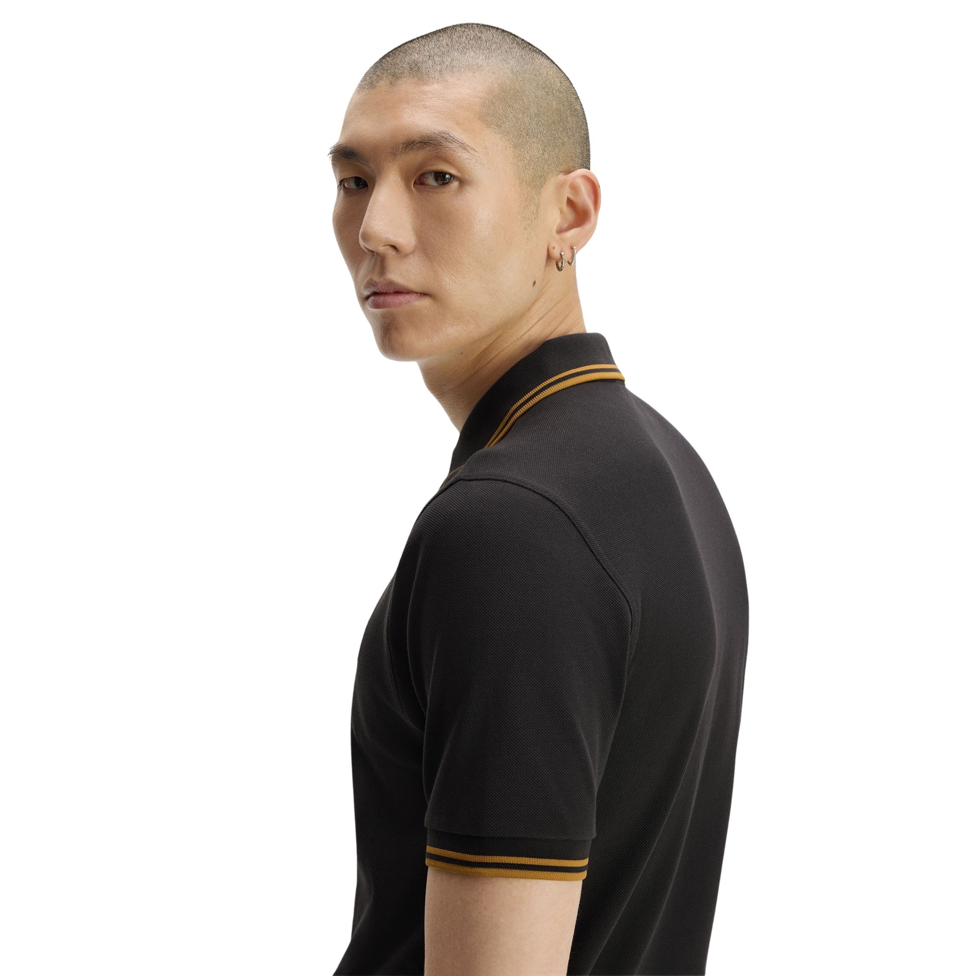 Polo de manga curta para homem Fred Perry Twin Tipped em Cinza Anchor/Golden. Foto da parte de trás, vestido.