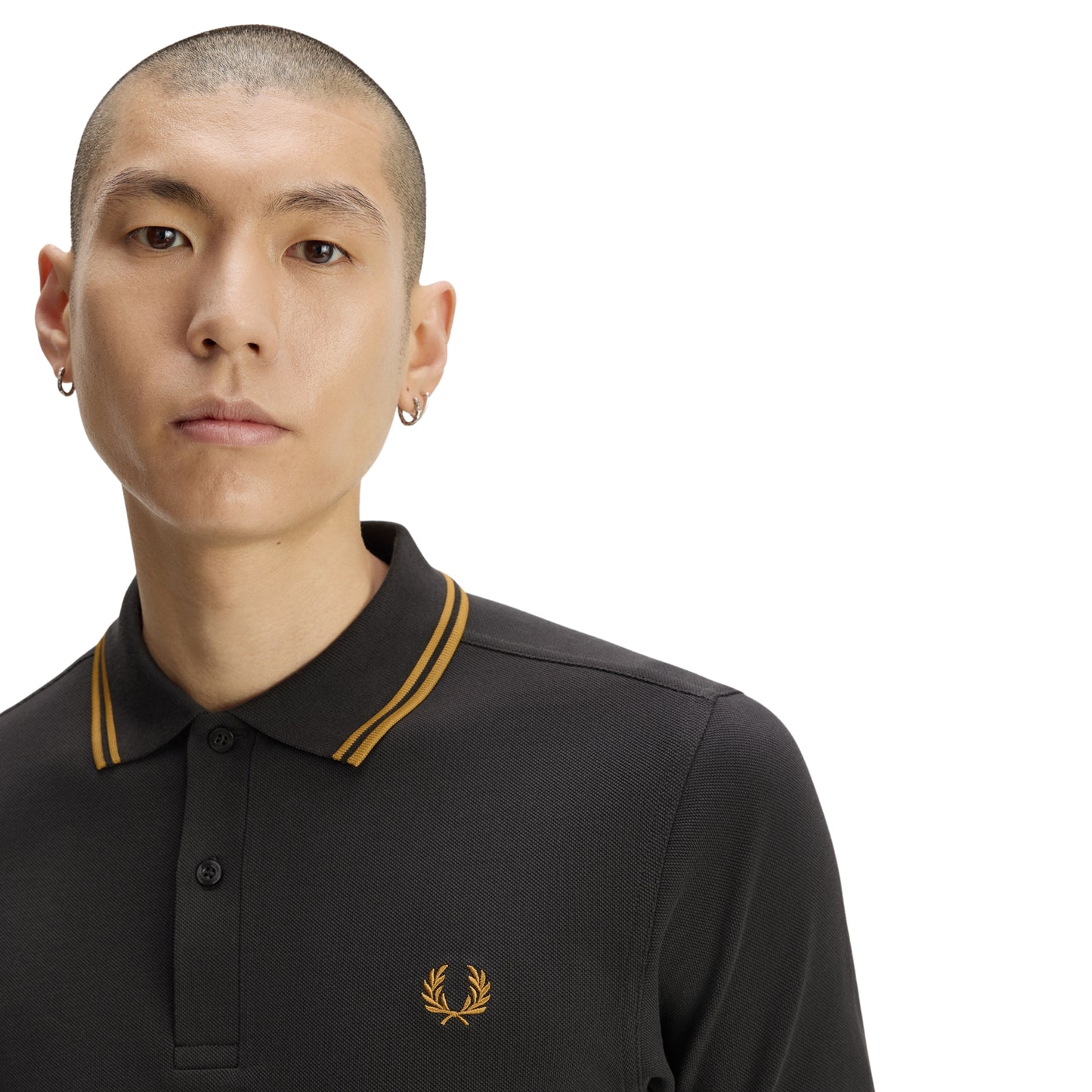 Polo de manga curta para homem Fred Perry Twin Tipped em Cinza Anchor/Golden. Foto de detalhe da parte da frente, vestido.
