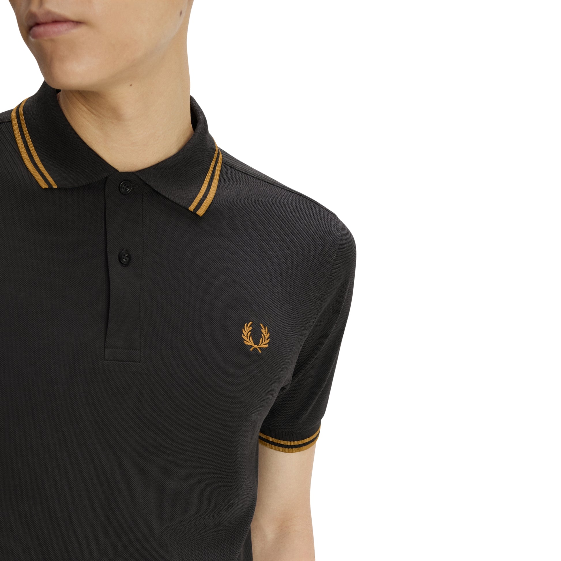 Polo de manga curta para homem Fred Perry Twin Tipped em Cinza Anchor/Golden. Foto de detalhe da parte da frente, vestido.
