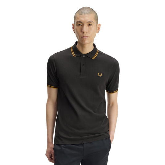 Polo de manga curta para homem Fred Perry Twin Tipped em Cinza Anchor/Golden. Foto da parte da frente, vestido.