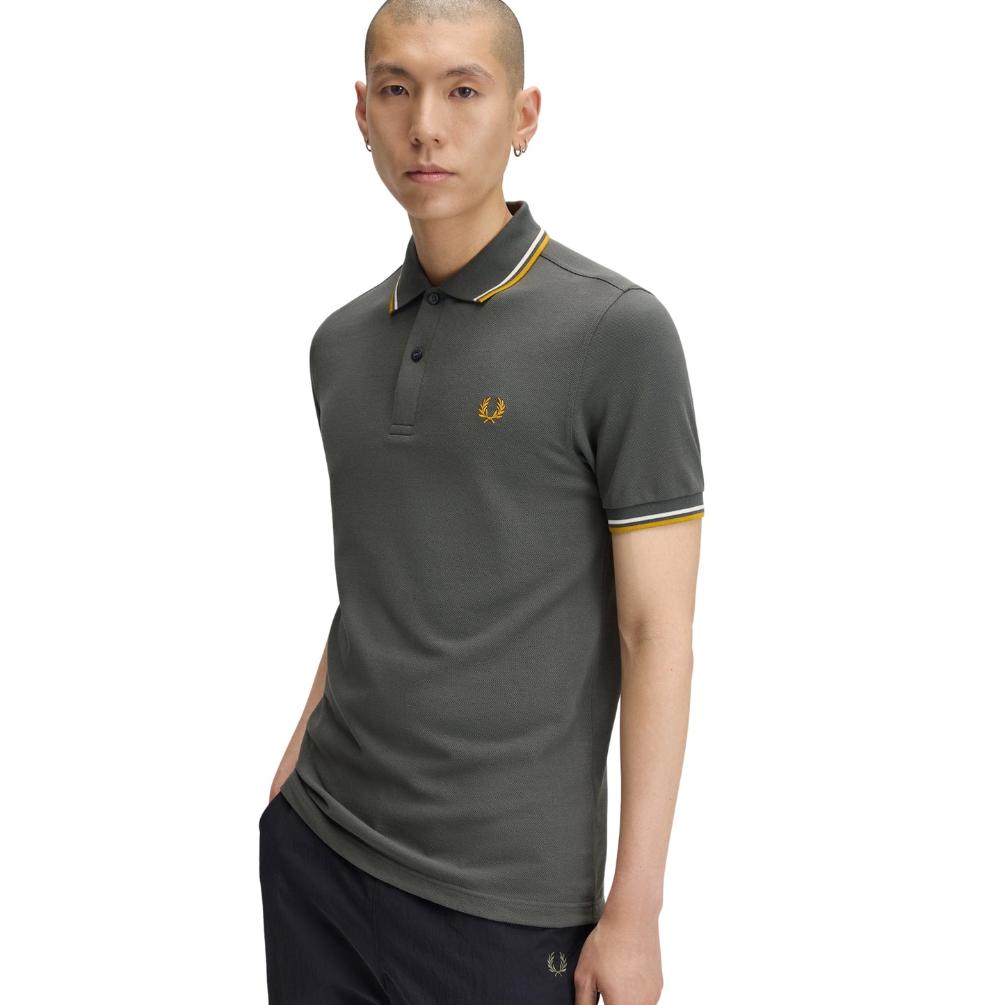 Polo de manga curta para homem Fred Perry Twin Tipped em Field Green/Ecru/Golden. Foto da parte da frente, vestido.