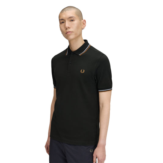 Polo de manga curta para homem Fred Perry Twin Tipped em Night Green / Dusky Blue / Dark Caramel. Foto da parte da frente, vestido.