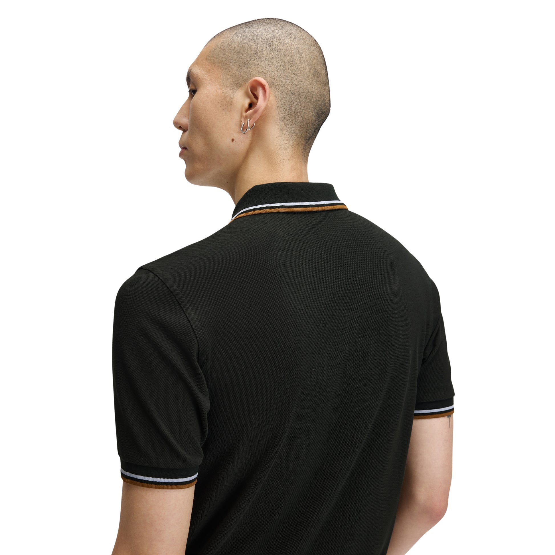Polo de manga curta para homem Fred Perry Twin Tipped em Night Green / Dusky Blue / Dark Caramel. Foto da parte de trás, vestido.