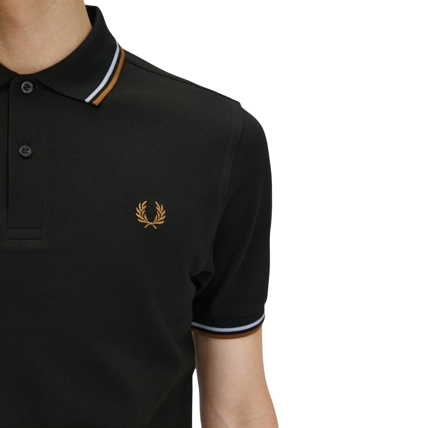 Polo de manga curta para homem Fred Perry Twin Tipped em Night Green / Dusky Blue / Dark Caramel. Foto de detalhe da parte da frente, vestido.