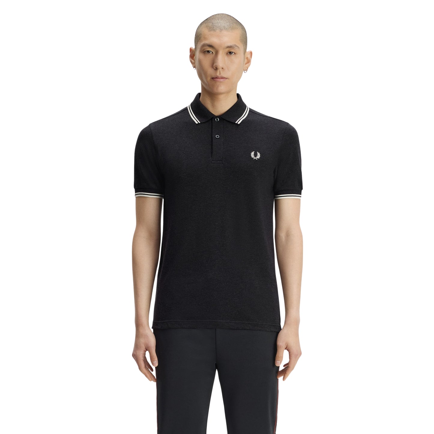 Polo de manga curta Fred Perry M3600 em Charcoal Marl / Ecru / Ecru — vista lateral com modelo, corpo inteiro, perfil da gola com twin tipping Ecru e textura mesclada do Charcoal Marl visível.