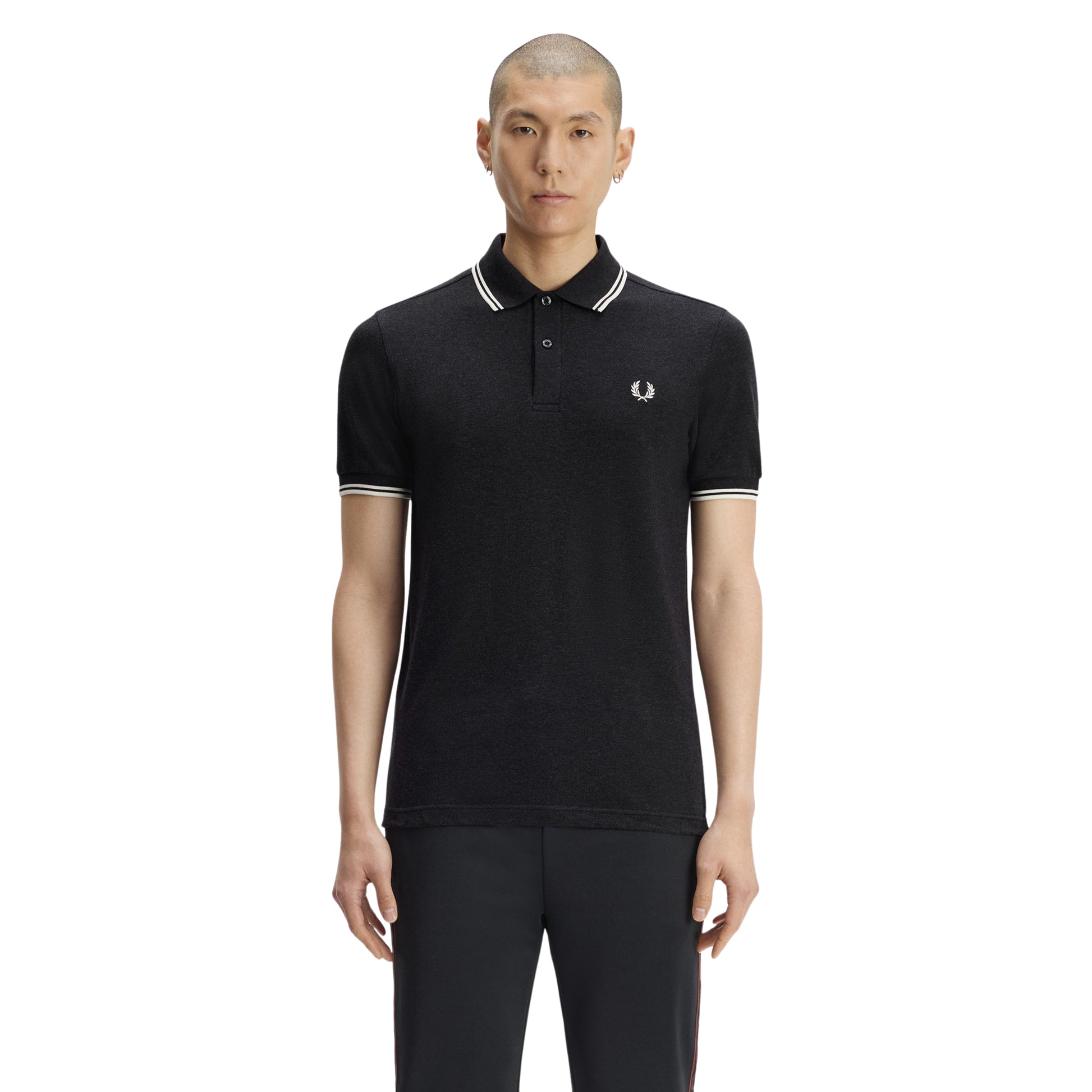 Polo de manga curta Fred Perry M3600 em Charcoal Marl / Ecru / Ecru — vista lateral com modelo, corpo inteiro, perfil da gola com twin tipping Ecru e textura mesclada do Charcoal Marl visível.