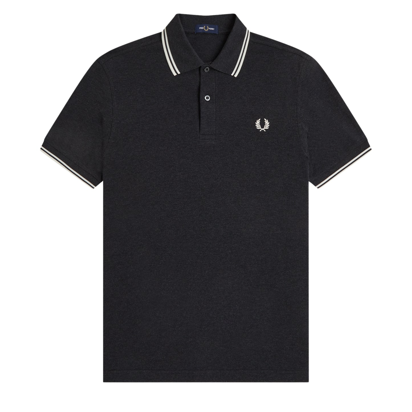 Polo de manga curta Fred Perry M3600 em Charcoal Marl / Ecru / Ecru — detalhe do bordado Laurel Wreath em Ecru no peito esquerdo sobre fundo Charcoal Marl mesclado, textura do piqué de algodão visível.