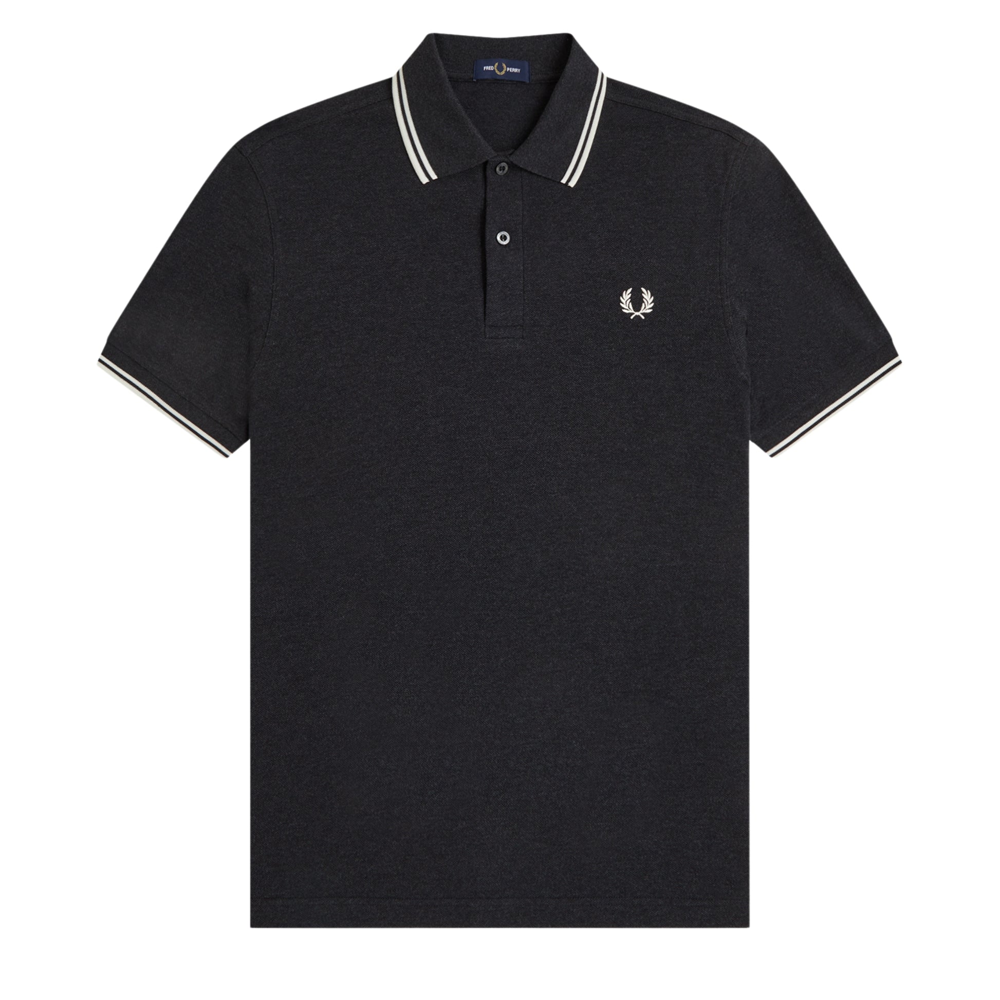 Polo de manga curta Fred Perry M3600 em Charcoal Marl / Ecru / Ecru — detalhe do bordado Laurel Wreath em Ecru no peito esquerdo sobre fundo Charcoal Marl mesclado, textura do piqué de algodão visível.