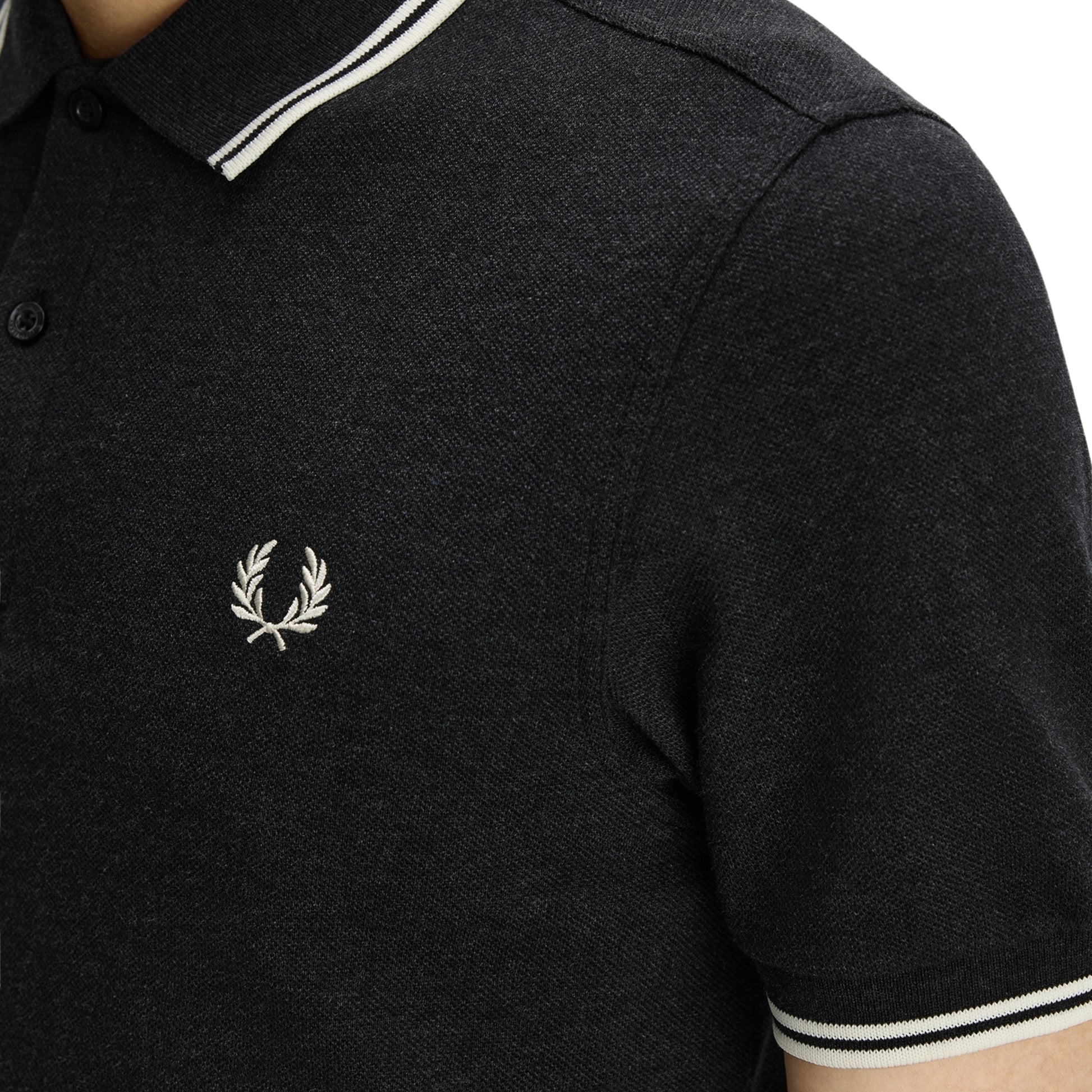 Polo de manga curta Fred Perry M3600 em Charcoal Marl / Ecru / Ecru — produto sem modelo, vista traseira, costas limpas, textura mesclada do Charcoal Marl e twin tipping Ecru nas mangas visíveis.