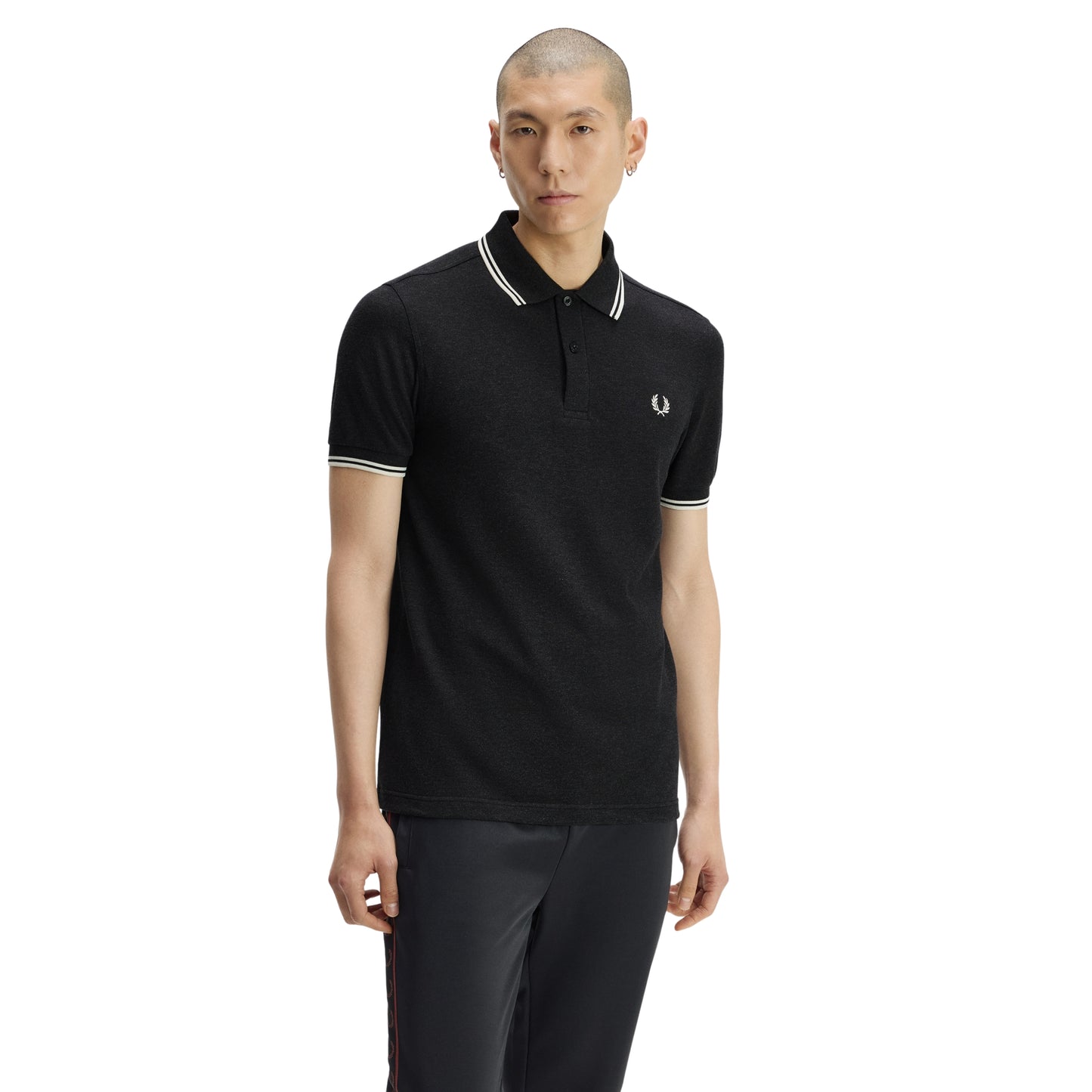 Polo de manga curta Fred Perry M3600 em Charcoal Marl / Ecru / Ecru — vista frontal com modelo, meio corpo, twin tipping Ecru na gola e mangas, bordado Laurel Wreath em Ecru no peito esquerdo, carcela de dois botões visível.