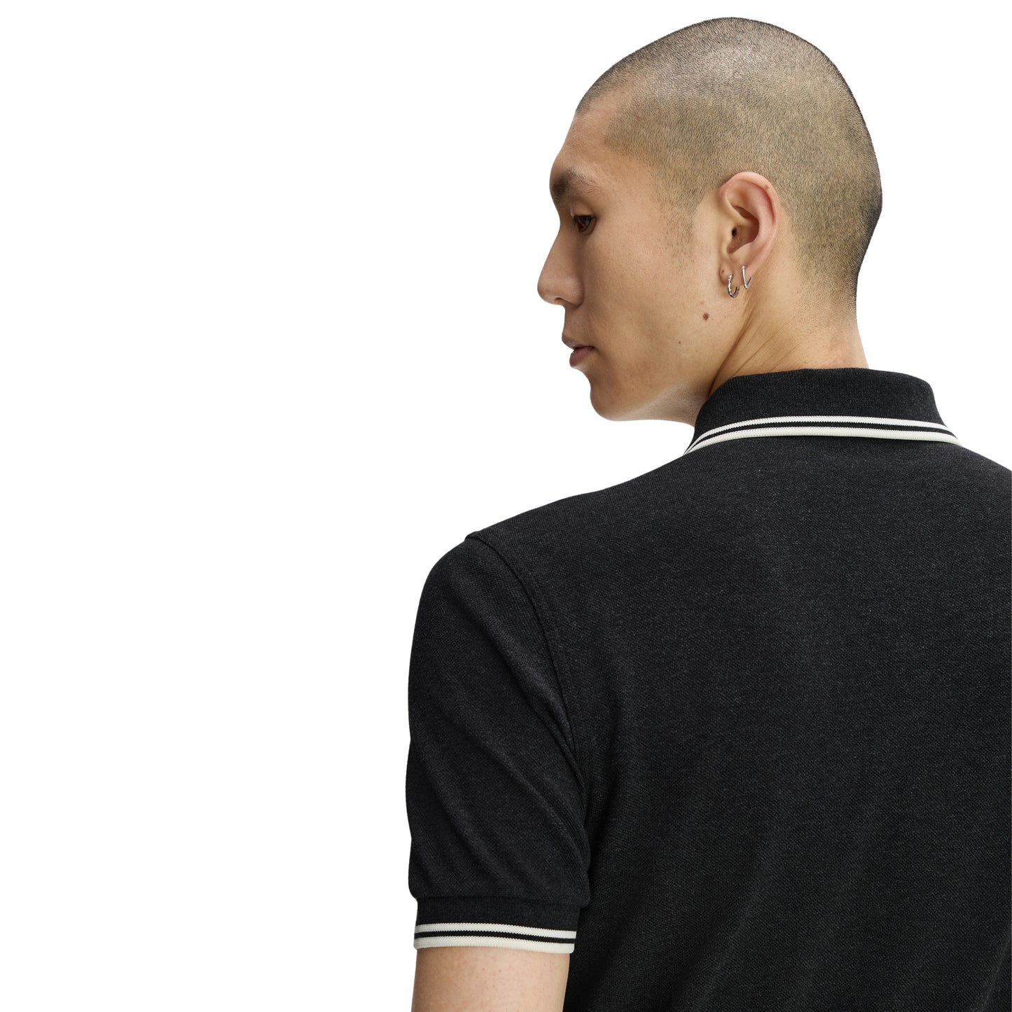 Polo de manga curta Fred Perry M3600 em Charcoal Marl / Ecru / Ecru — produto sem modelo, vista frontal, twin tipping Ecru na gola e mangas, bordado Laurel Wreath em Ecru no peito esquerdo e carcela de dois botões visíveis.