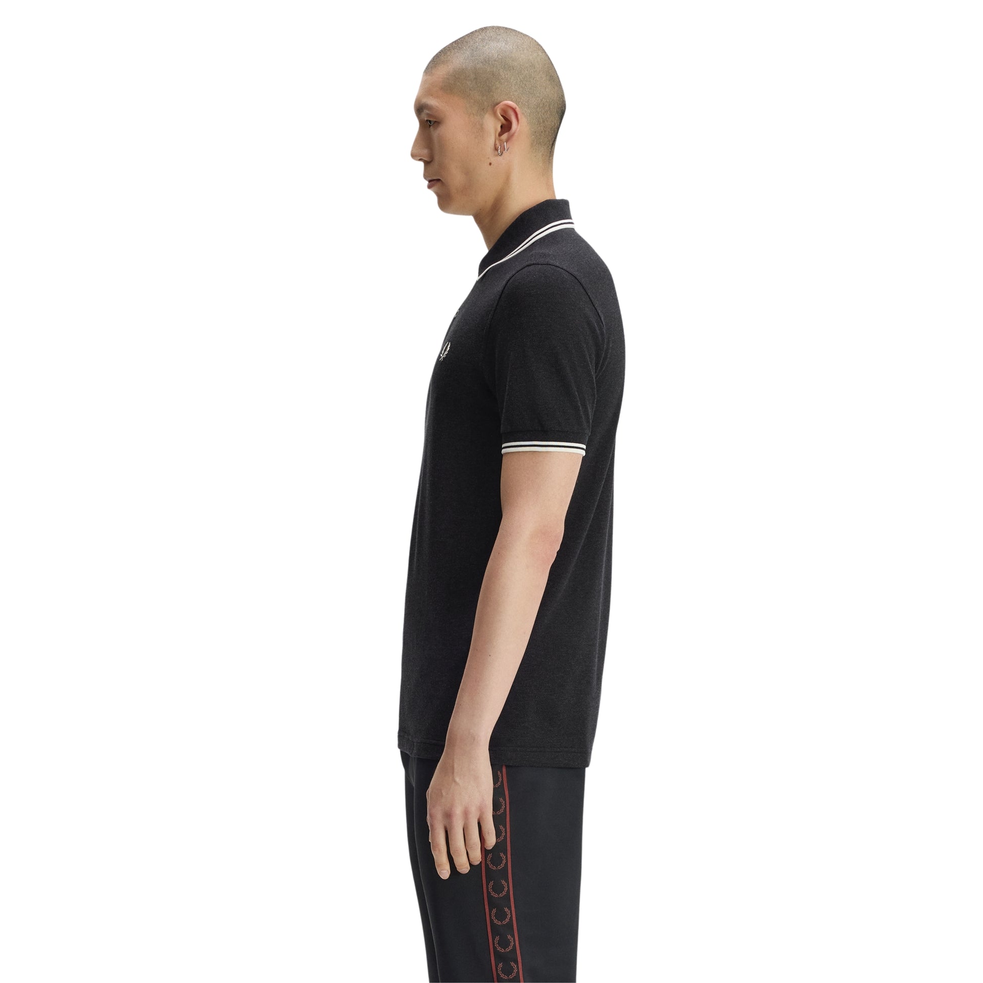 Polo de manga curta Fred Perry M3600 em Charcoal Marl / Ecru / Ecru — vista frontal com modelo, corpo inteiro, corte regular, twin tipping Ecru na gola e mangas visível.