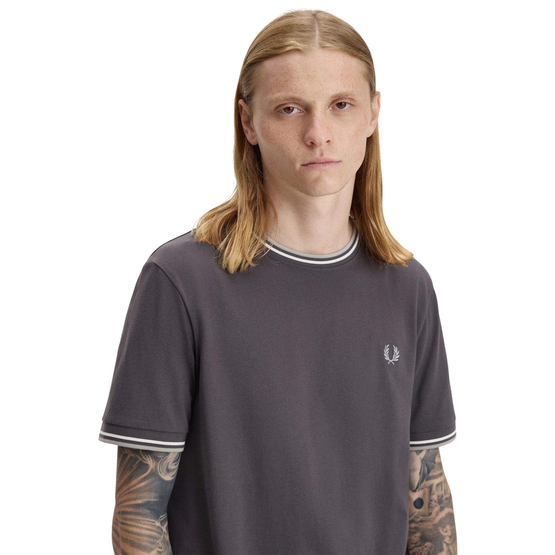 T-Shirt de manga curta para homem Fred Perry Twin Tipped em Cinza Anchor/Ecru/Seagrass. Foto de detalhe da parte da frente, vestida.