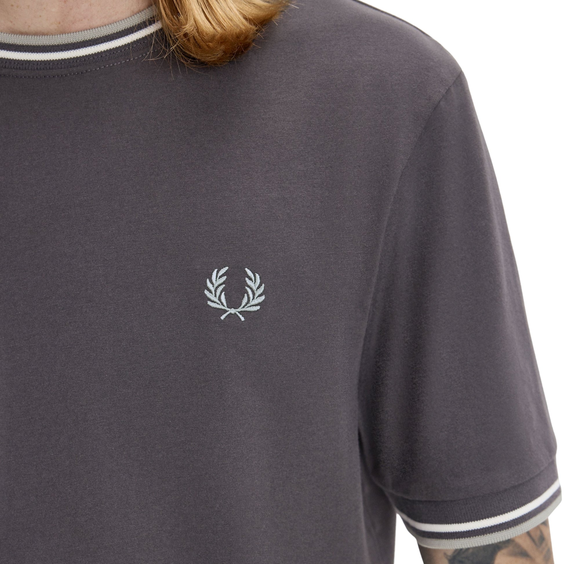 T-Shirt de manga curta para homem Fred Perry Twin Tipped em Cinza Anchor/Ecru/Seagrass. Foto de detalhe da parte da frente, vestida.