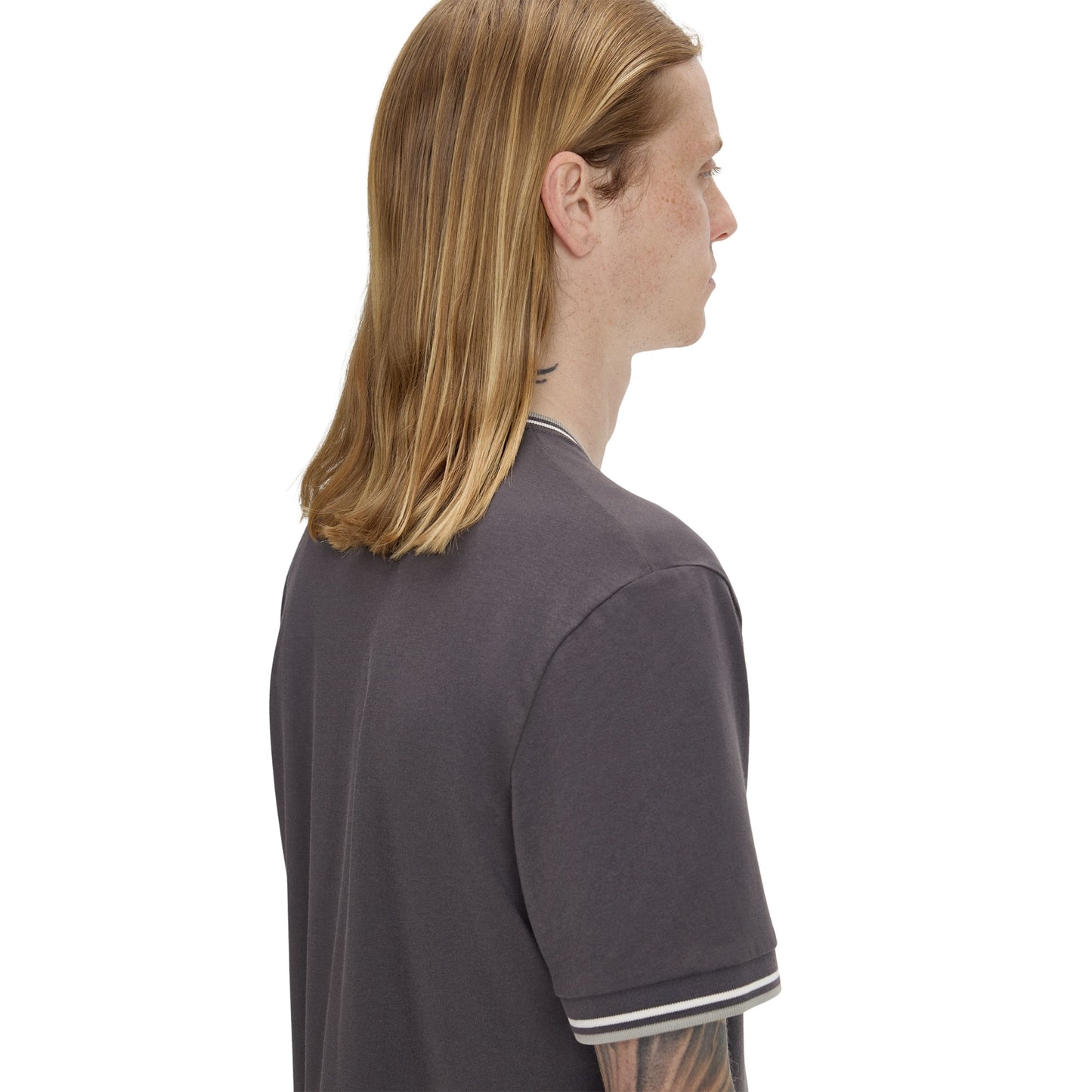 T-Shirt de manga curta para homem Fred Perry Twin Tipped em Cinza Anchor/Ecru/Seagrass. Foto de detalhe da parte de trás, vestida.