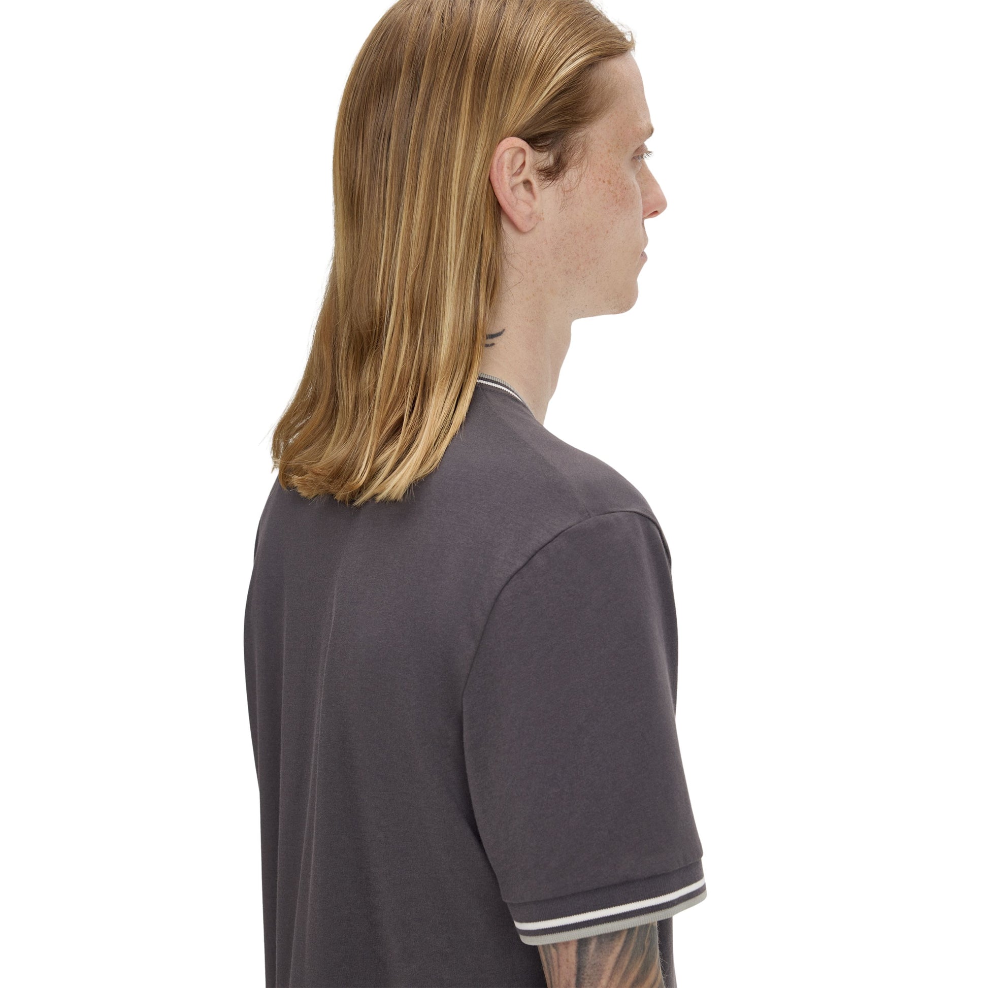 T-Shirt de manga curta para homem Fred Perry Twin Tipped em Cinza Anchor/Ecru/Seagrass. Foto de detalhe da parte de trás, vestida.