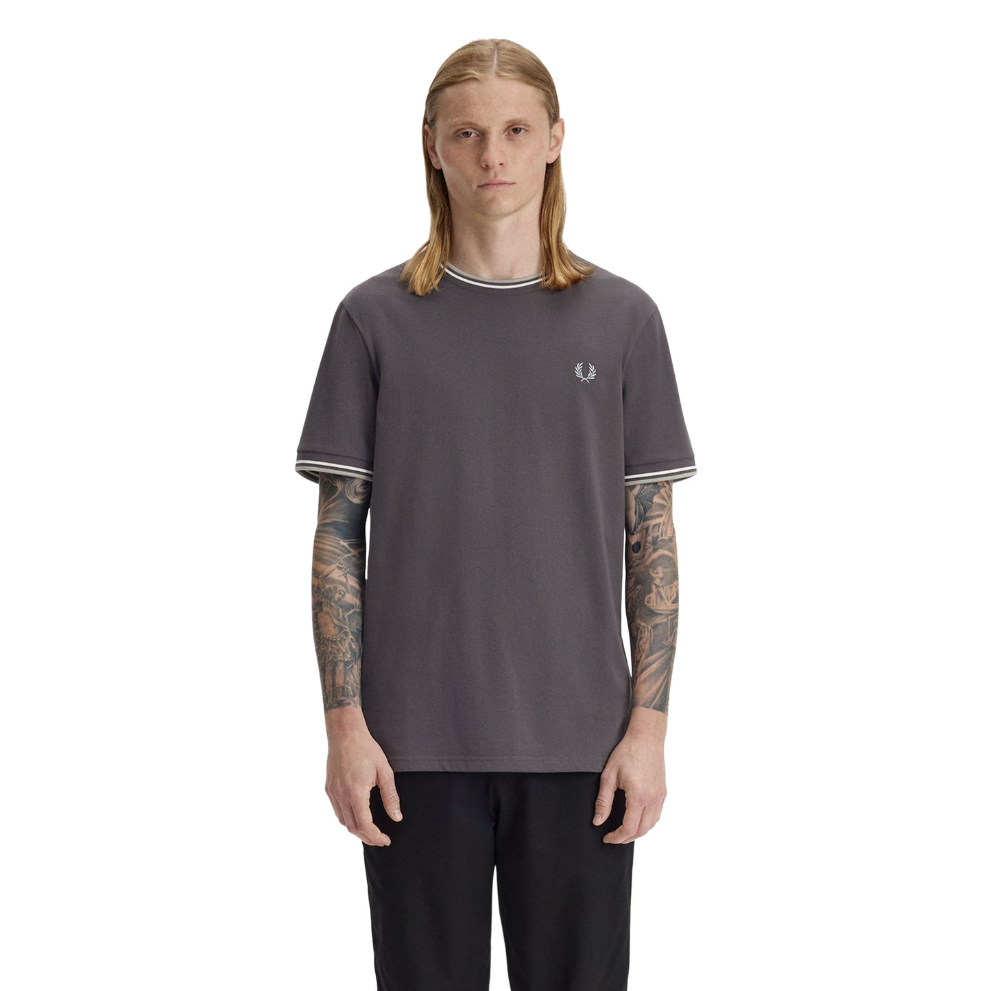 T-Shirt de manga curta para homem Fred Perry Twin Tipped em Cinza Anchor/Ecru/Seagrass. Foto da parte da frente, vestida.
