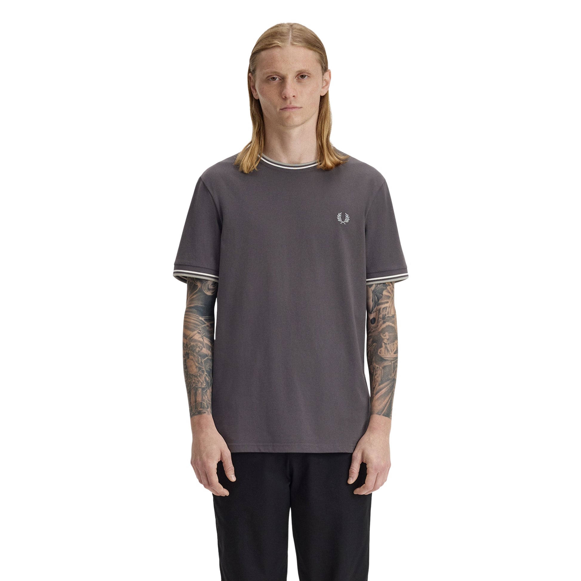 T-Shirt de manga curta para homem Fred Perry Twin Tipped em Cinza Anchor/Ecru/Seagrass. Foto da parte da frente, vestida.