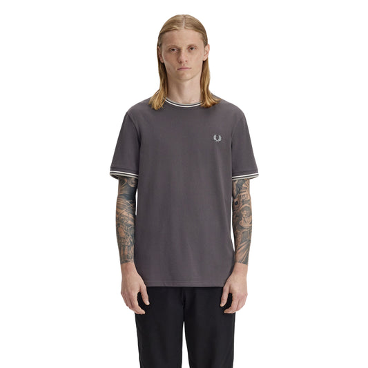 T-Shirt de manga curta para homem Fred Perry Twin Tipped em Cinza Anchor/Ecru/Seagrass. Foto da parte da frente, vestida.
