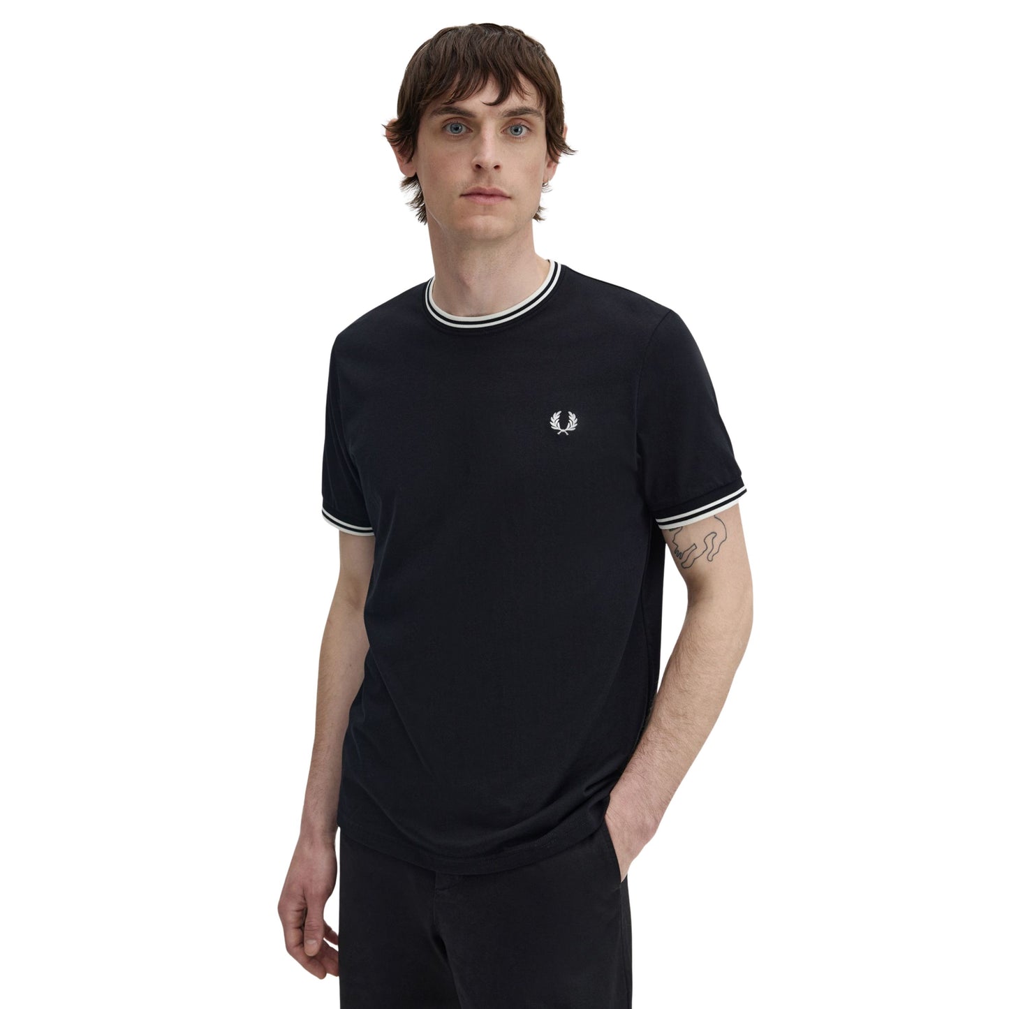 T-Shirt de manga curta para homem Fred Perry Twin Tipped em Preto. Foto da parte da frente, vestida.