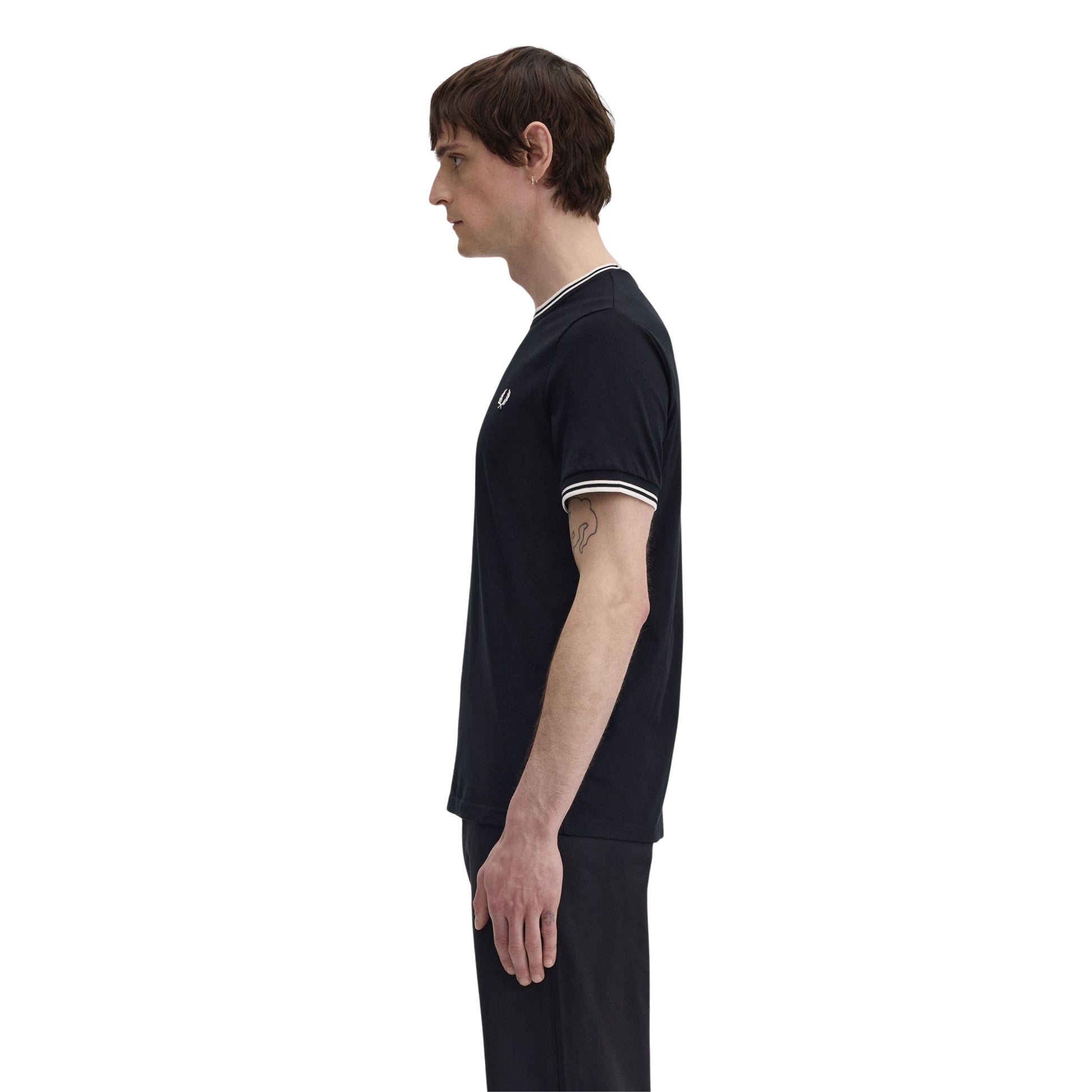 T-Shirt de manga curta para homem Fred Perry Twin Tipped em Preto. Foto da lateral, vestida.