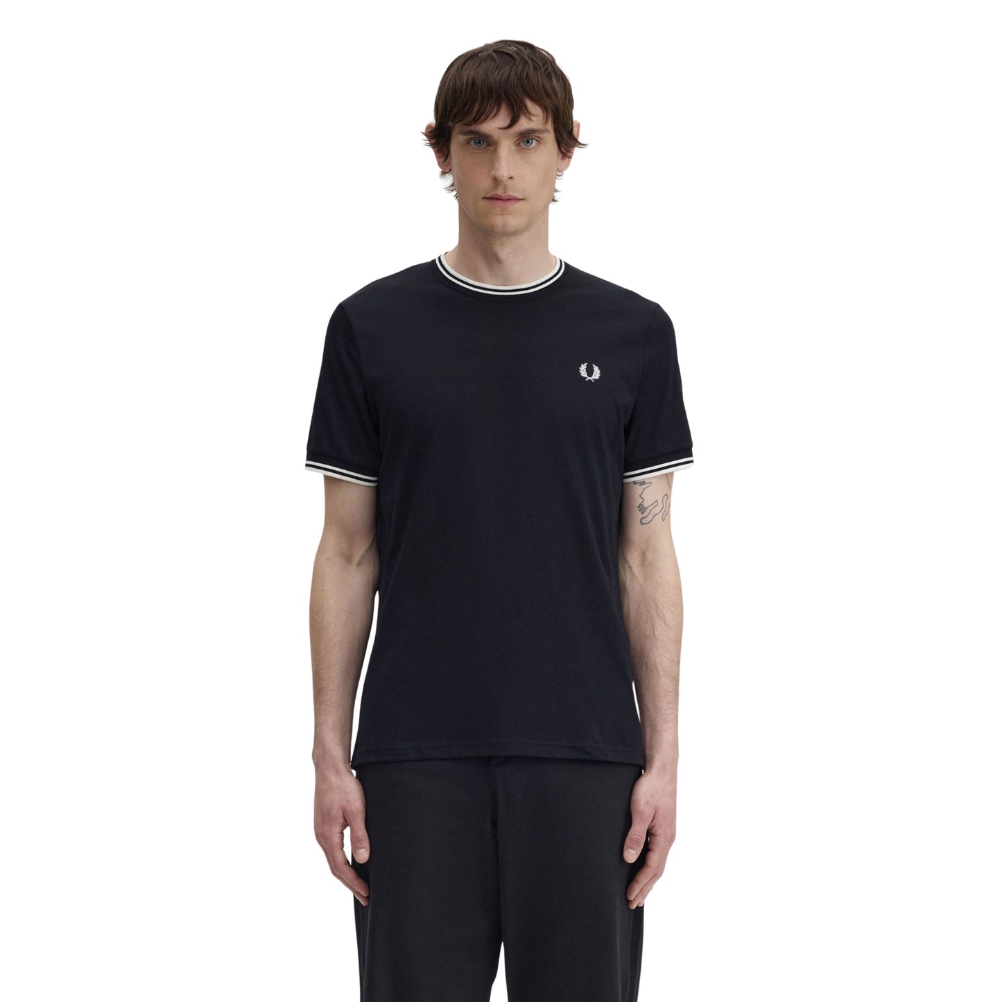 T-Shirt de manga curta para homem Fred Perry Twin Tipped em Preto. Foto da parte da frente, vestida.