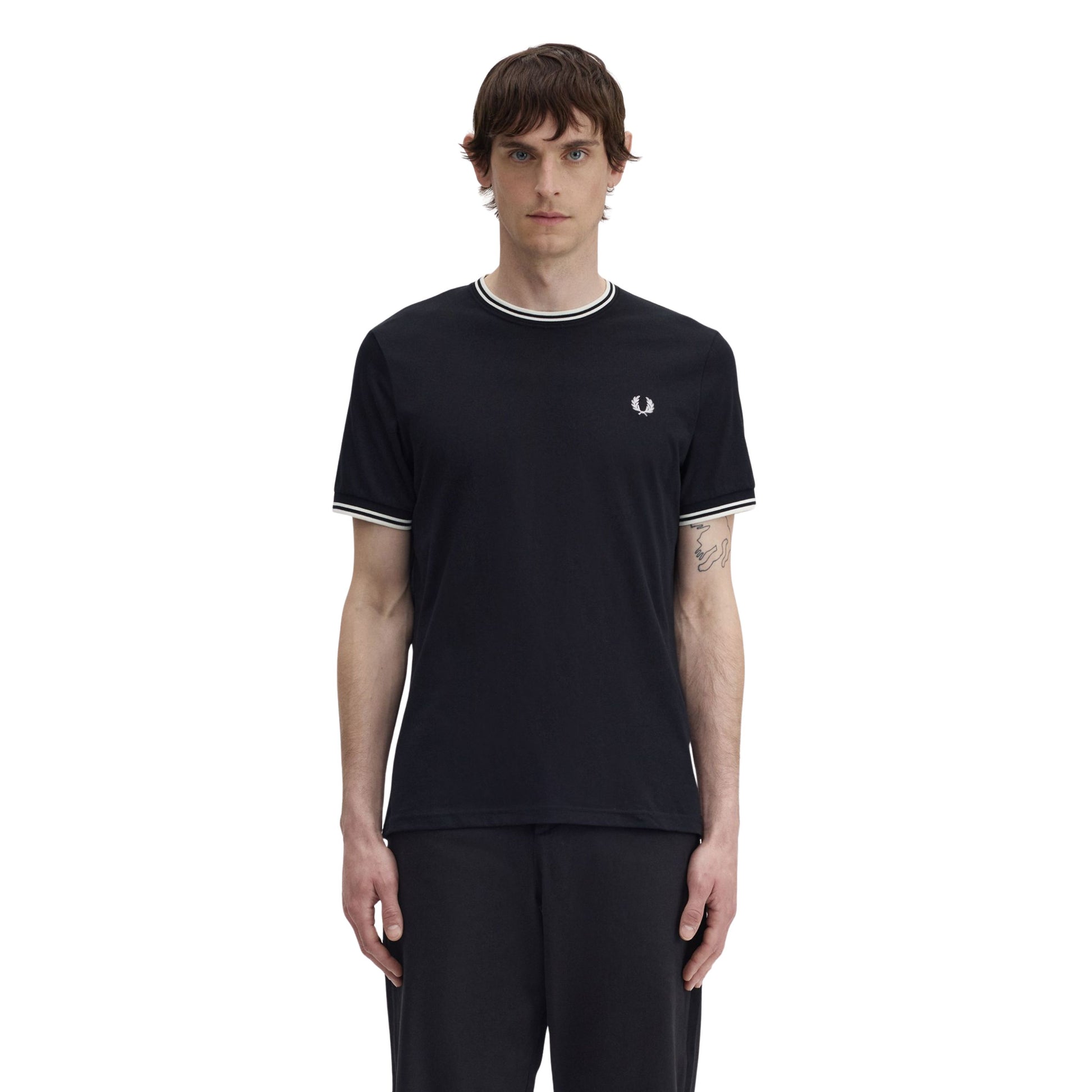 T-Shirt de manga curta para homem Fred Perry Twin Tipped em Preto. Foto da parte da frente, vestida.