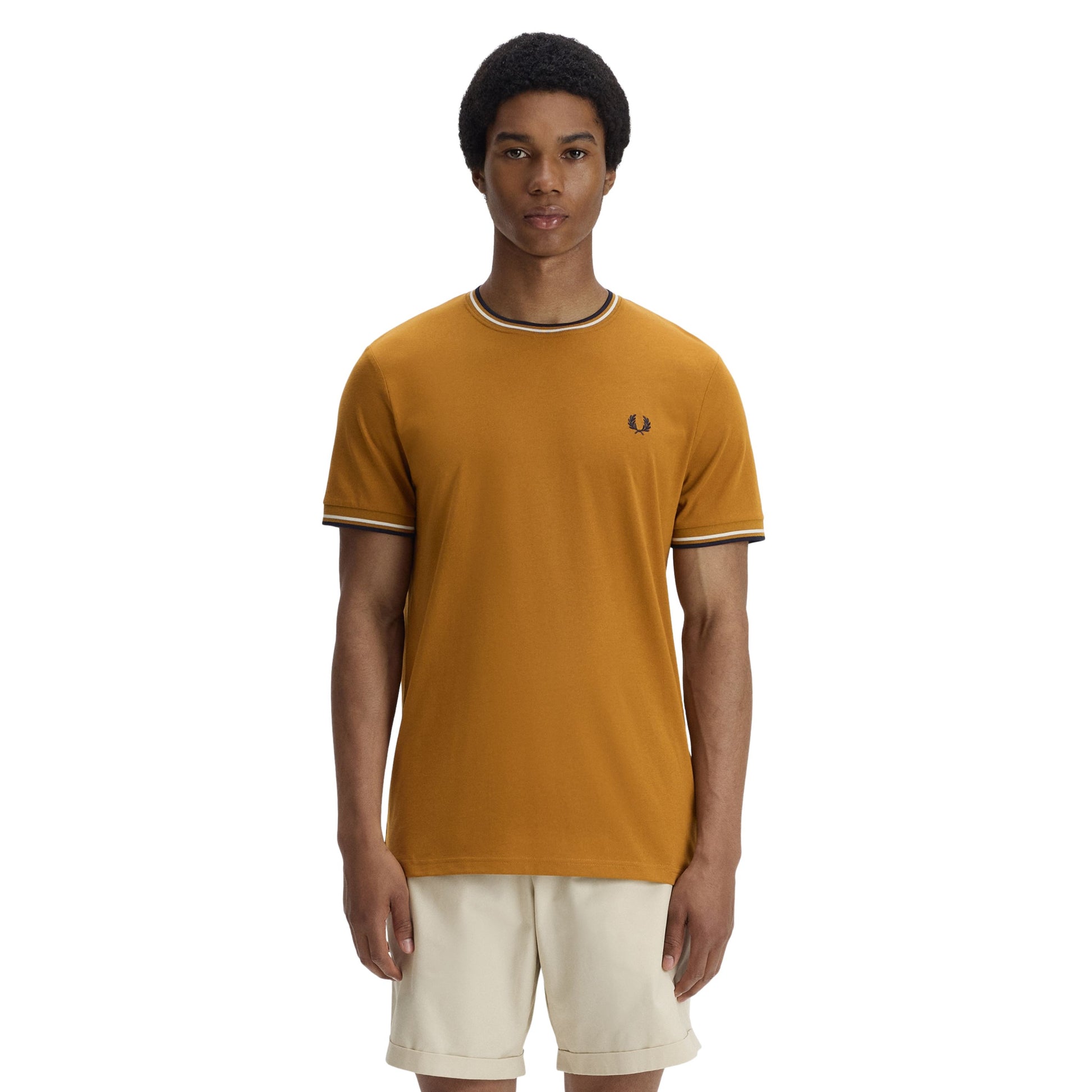 T-Shirt de manga curta para homem Fred Perry Twin Tipped em Dark Caramel/Ecru/Azul Marinho. Foto da parte da frente, vestida.