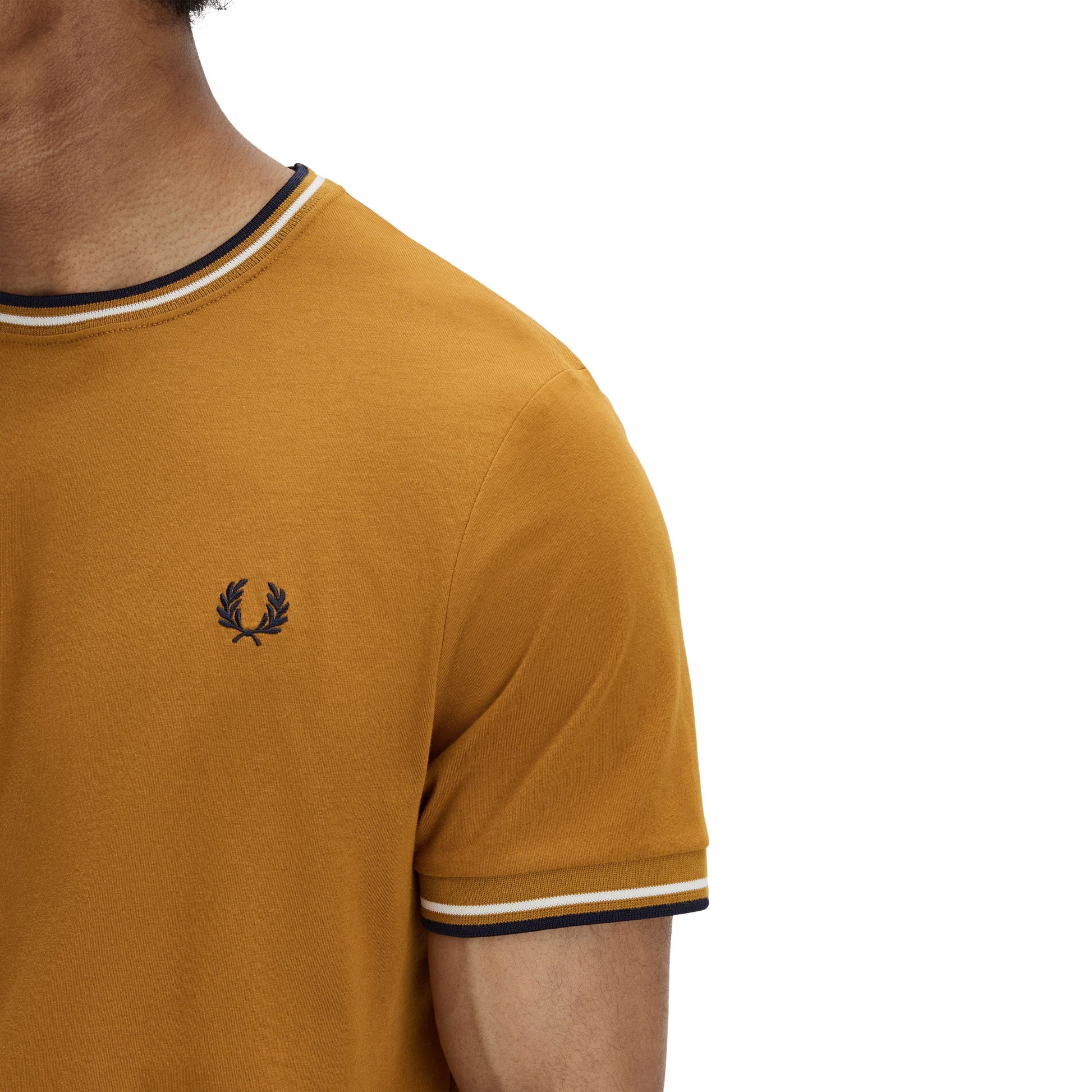 T-Shirt de manga curta para homem Fred Perry Twin Tipped em Dark Caramel/Ecru/Azul Marinho. Foto de detalhe da manga, vestida.