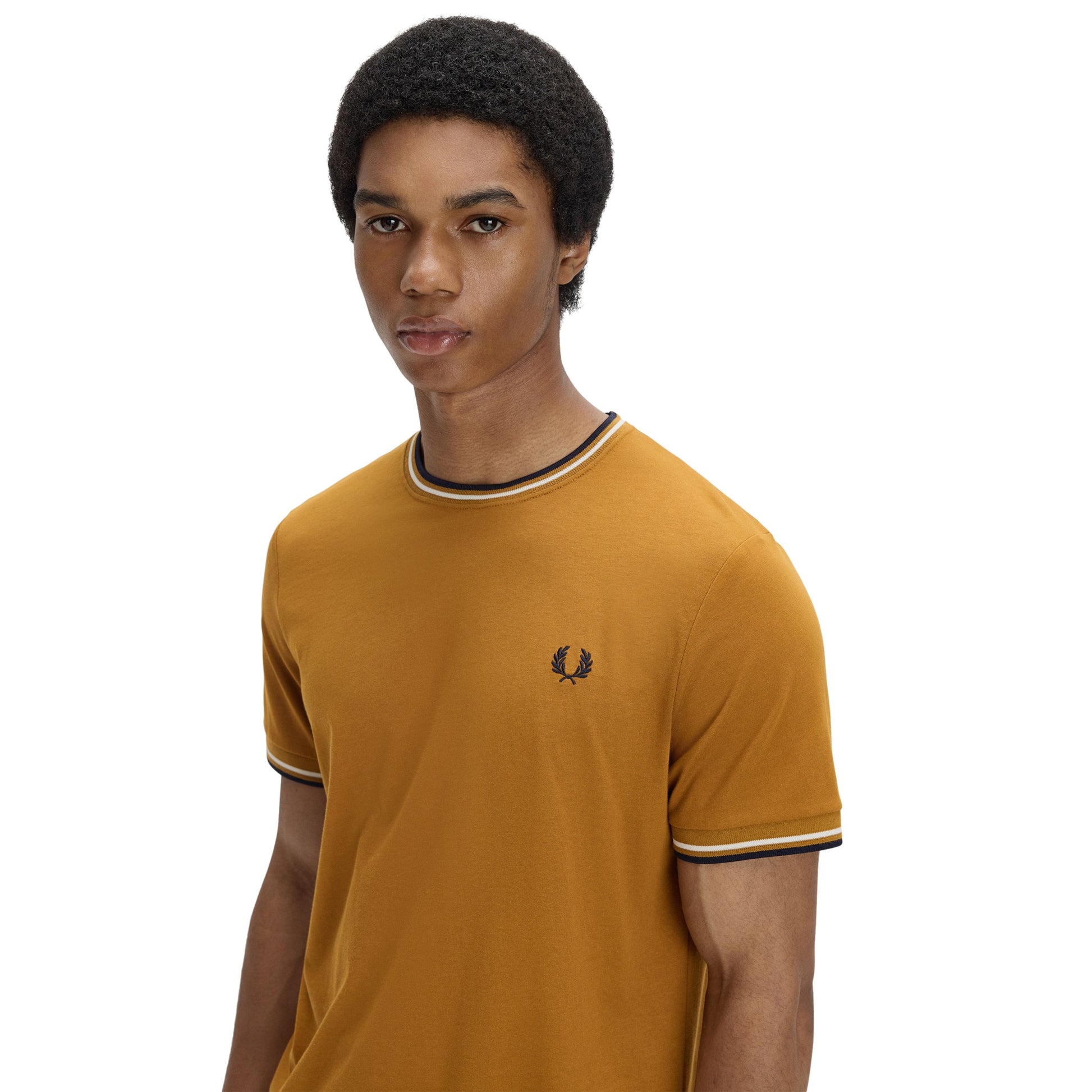 T-Shirt de manga curta para homem Fred Perry Twin Tipped em Dark Caramel/Ecru/Azul Marinho. Foto de detalhe da parte da frente, vestida.