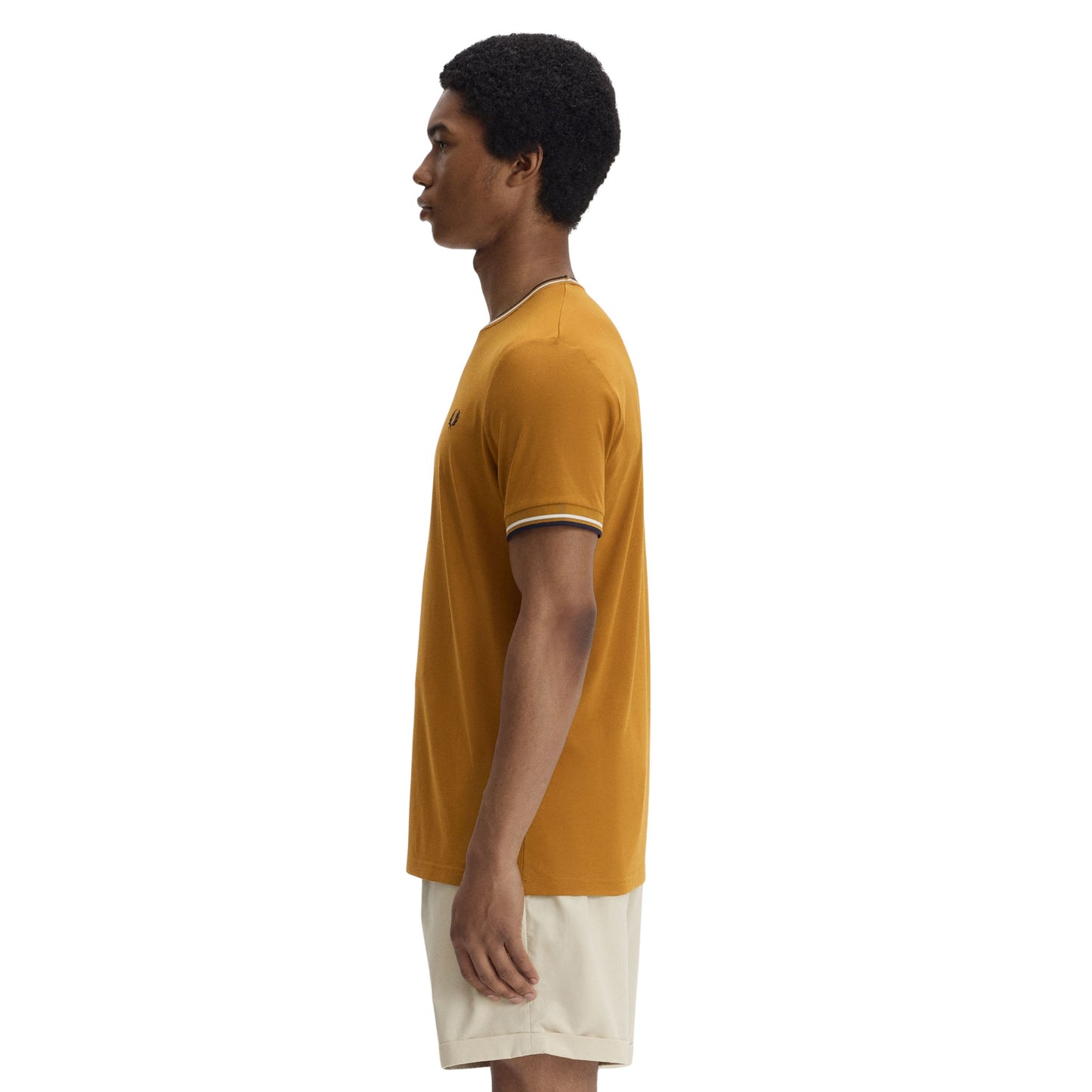 T-Shirt de manga curta para homem Fred Perry Twin Tipped em Dark Caramel/Ecru/Azul Marinho. Foto da lateral, vestida.
