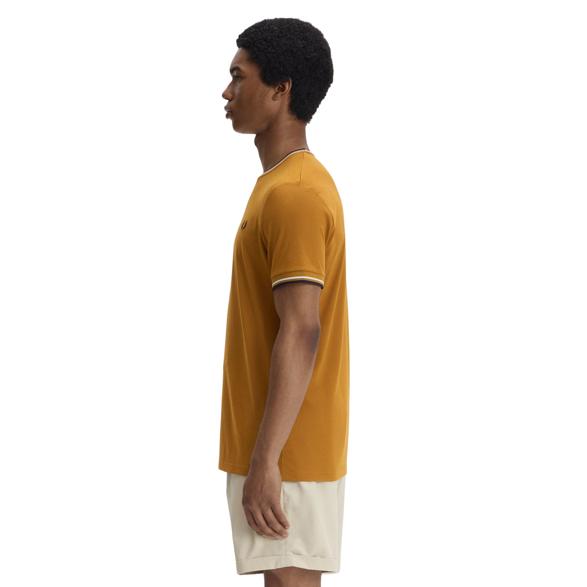 T-Shirt de manga curta para homem Fred Perry Twin Tipped em Dark Caramel/Ecru/Azul Marinho. Foto da lateral, vestida.