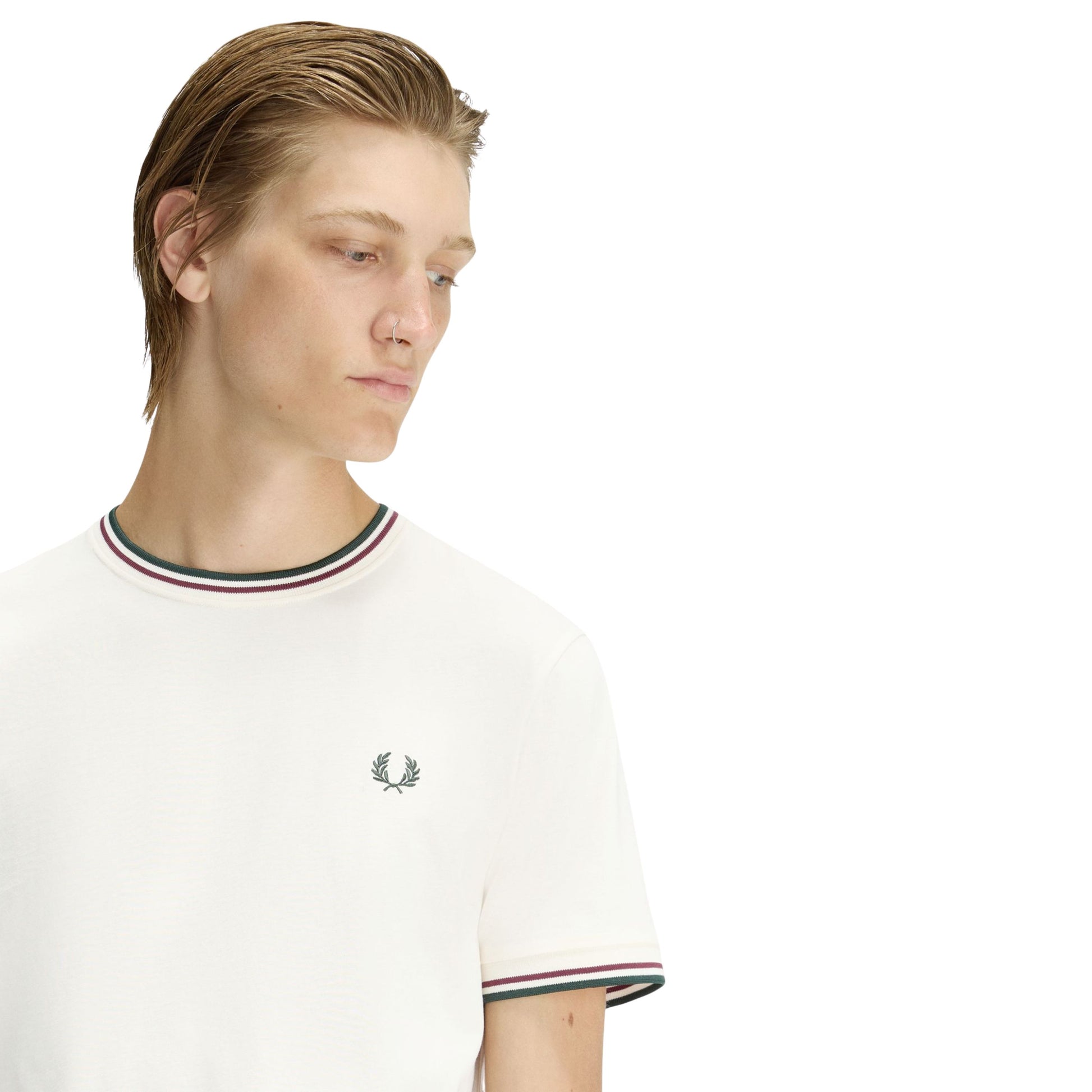 T-Shirt de manga curta para homem Fred Perry Twin Tipped em Ecru/Oxblood/Grassroots. Foto de detalhe da parte da frente, vestida.