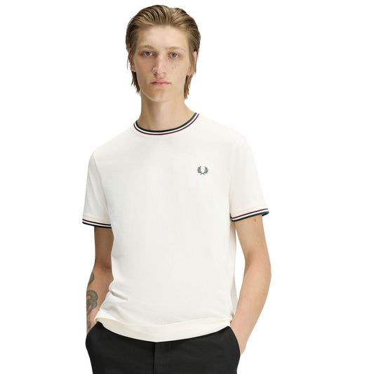 T-Shirt de manga curta para homem Fred Perry Twin Tipped em Ecru/Oxblood/Grassroots. Foto da parte da frente, vestida.