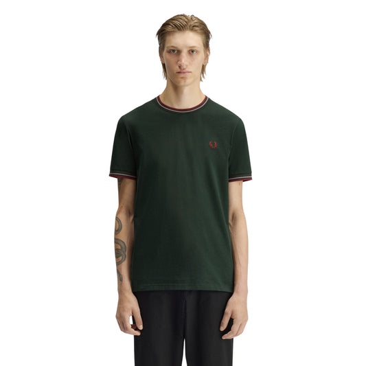 T-Shirt de manga curta para homem Fred Perry Twin Tipped em Grassroots/Azul Stockport/Oxblood. Foto da parte da frente, vestida.